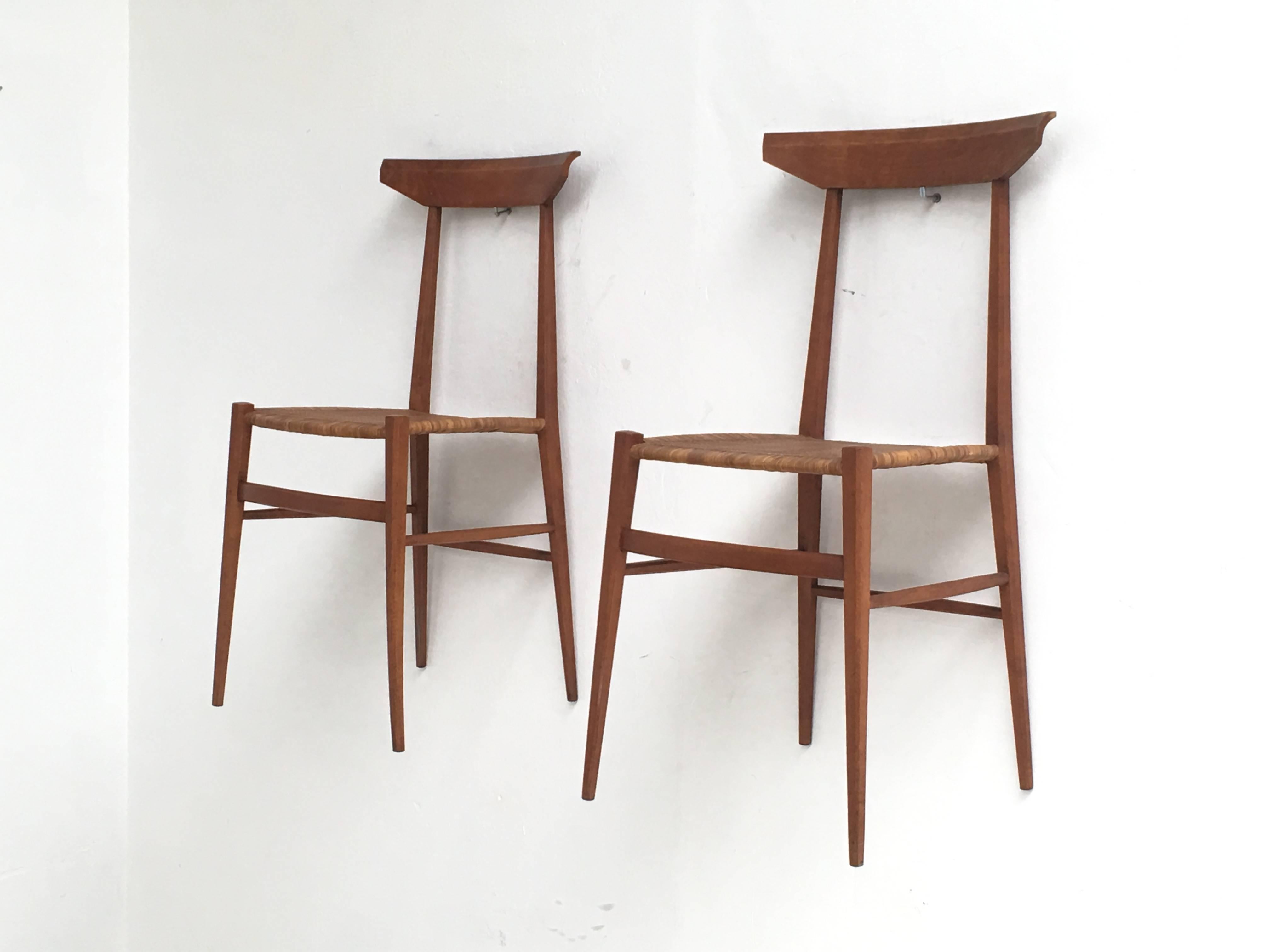 Original and well preserved pair of 1950s Italian Modernist Chiavari side chairs 

Made by the skilled craftsmen of V. Negrello a manufacturer in Chiavari, an Italian town at the beautiful coast (Cinqa Terra) south of Genoa

Most of the Chiavari