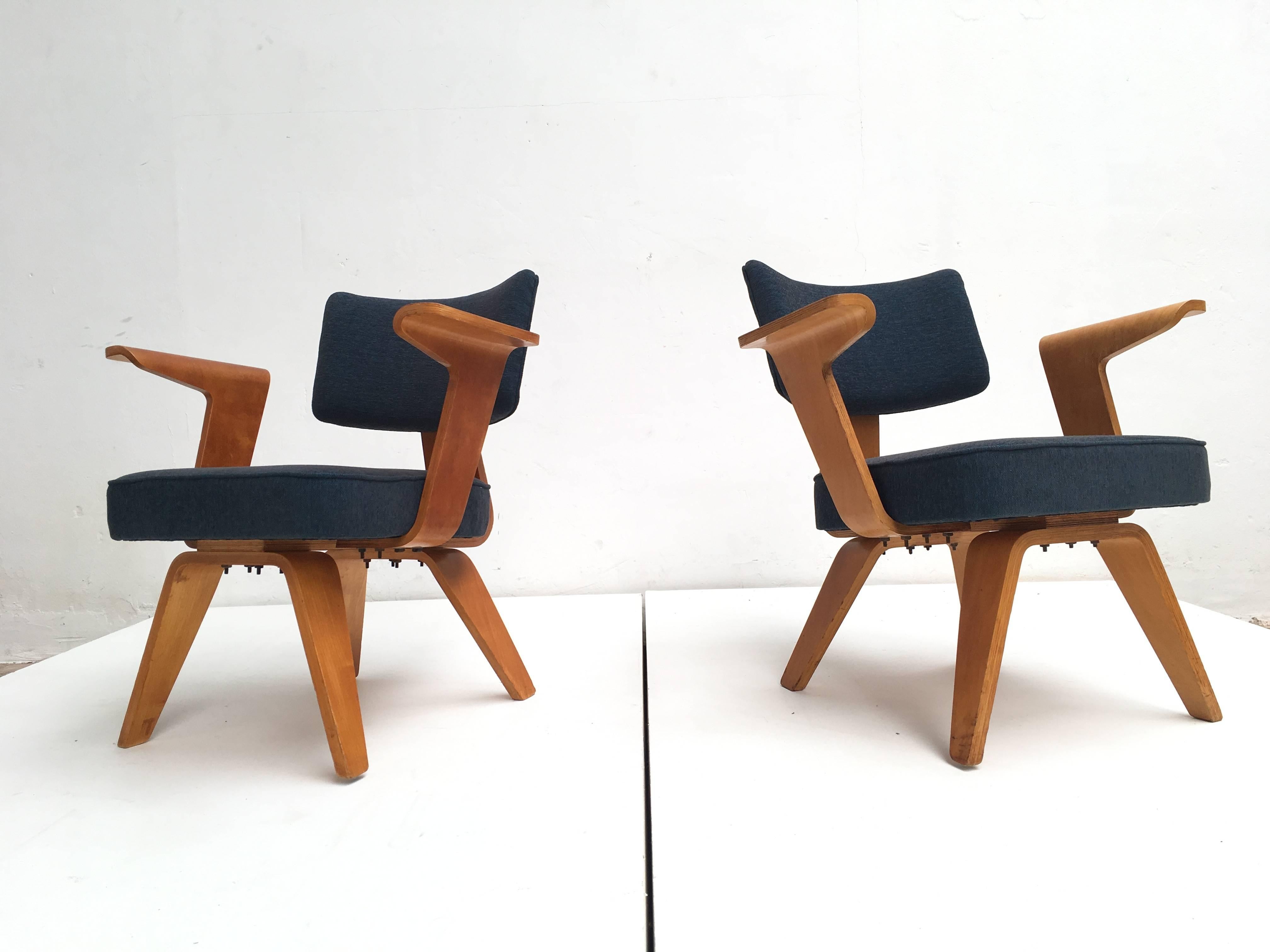 Lovely pair of rare early Dutch Modernism moulded plywood easy chairs with armrests

Cor Alons was the first Dutch interior and Industrial designer that started to work with moulded plywood just after WWII 1945-1950 in The Netherlands

His