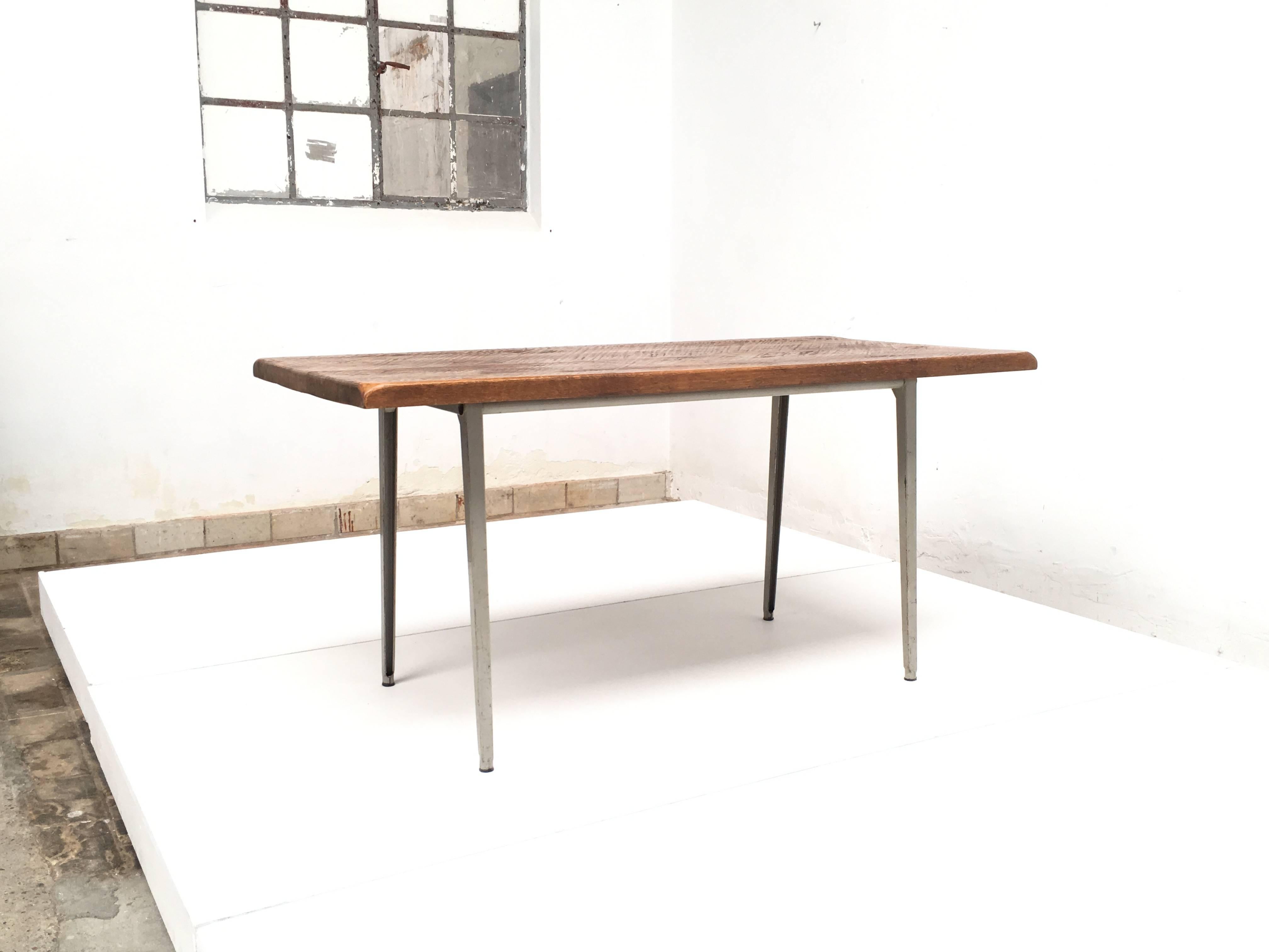 Friso Kramer „Reform“-Tisch oder Schreibtisch mit aufgearbeiteter rustikaler Eicheplatte (Moderne der Mitte des Jahrhunderts) im Angebot