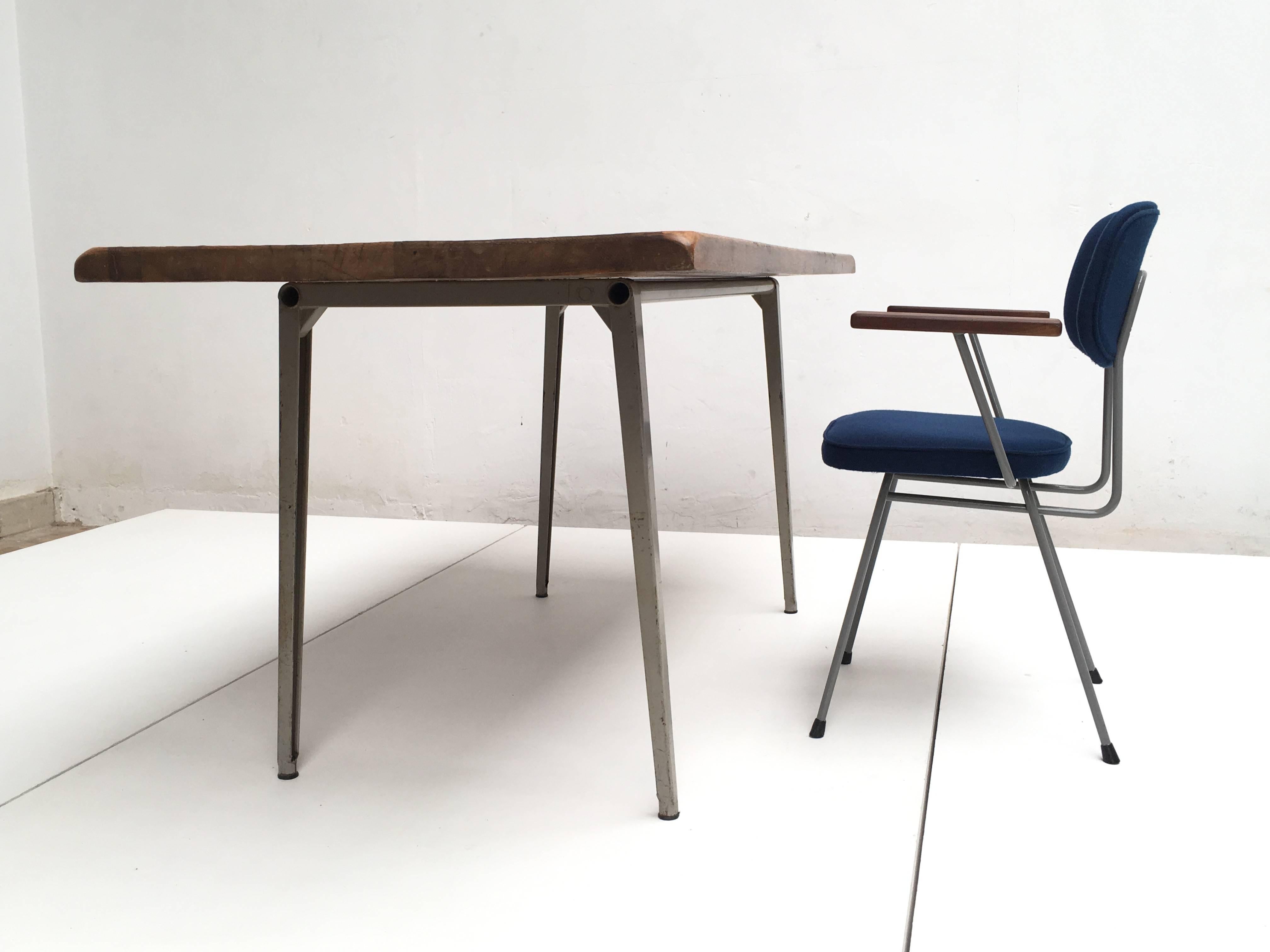 Friso Kramer „Reform“-Tisch oder Schreibtisch mit aufgearbeiteter rustikaler Eicheplatte (Metall) im Angebot