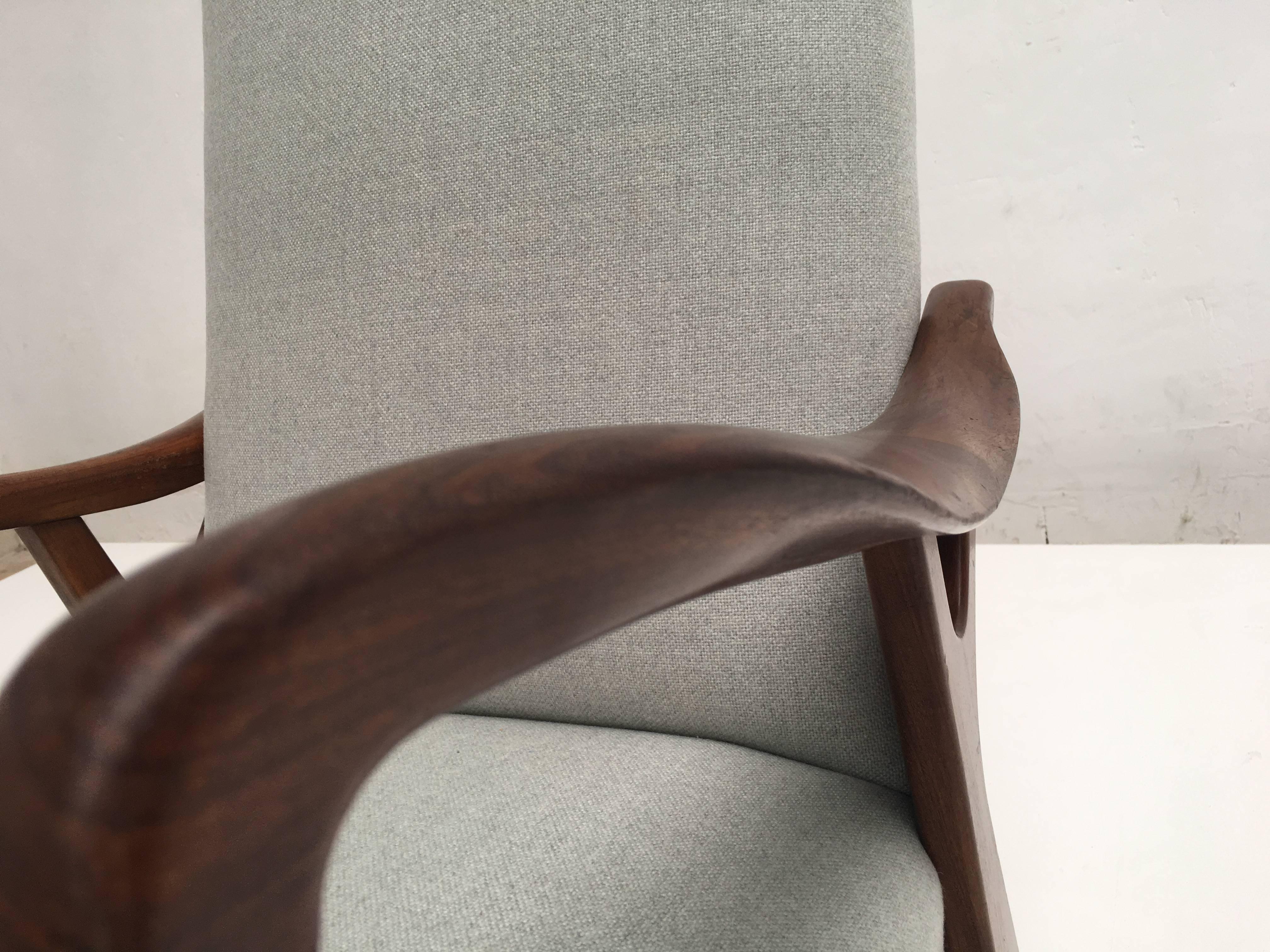 Chaise danoise à haut dossier avec de magnifiques accoudoirs organiques sculptés en teck massif

La chaise a été retapissée avec un tissu en laine mélangée vert menthe/gris de De Ploeg.

 