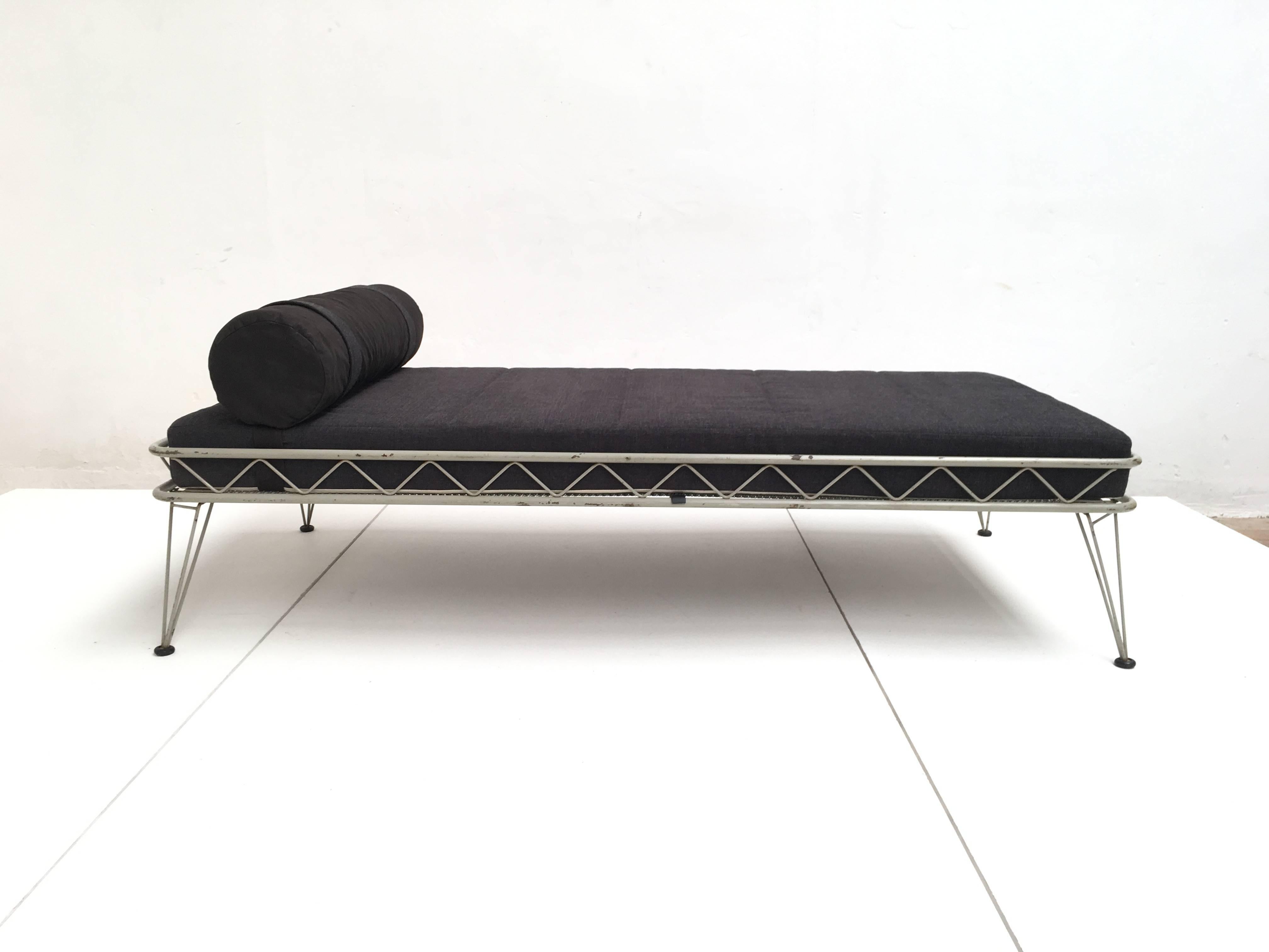 Daybed 'Arielle' by Dick Cordemeijer for Auping 1954, New Upholstery In Good Condition For Sale In bergen op zoom, NL