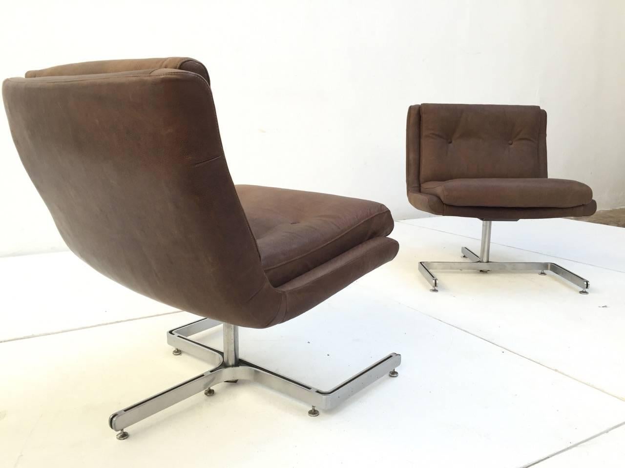 Pareja de sillones de salón de cuero restaurados por 