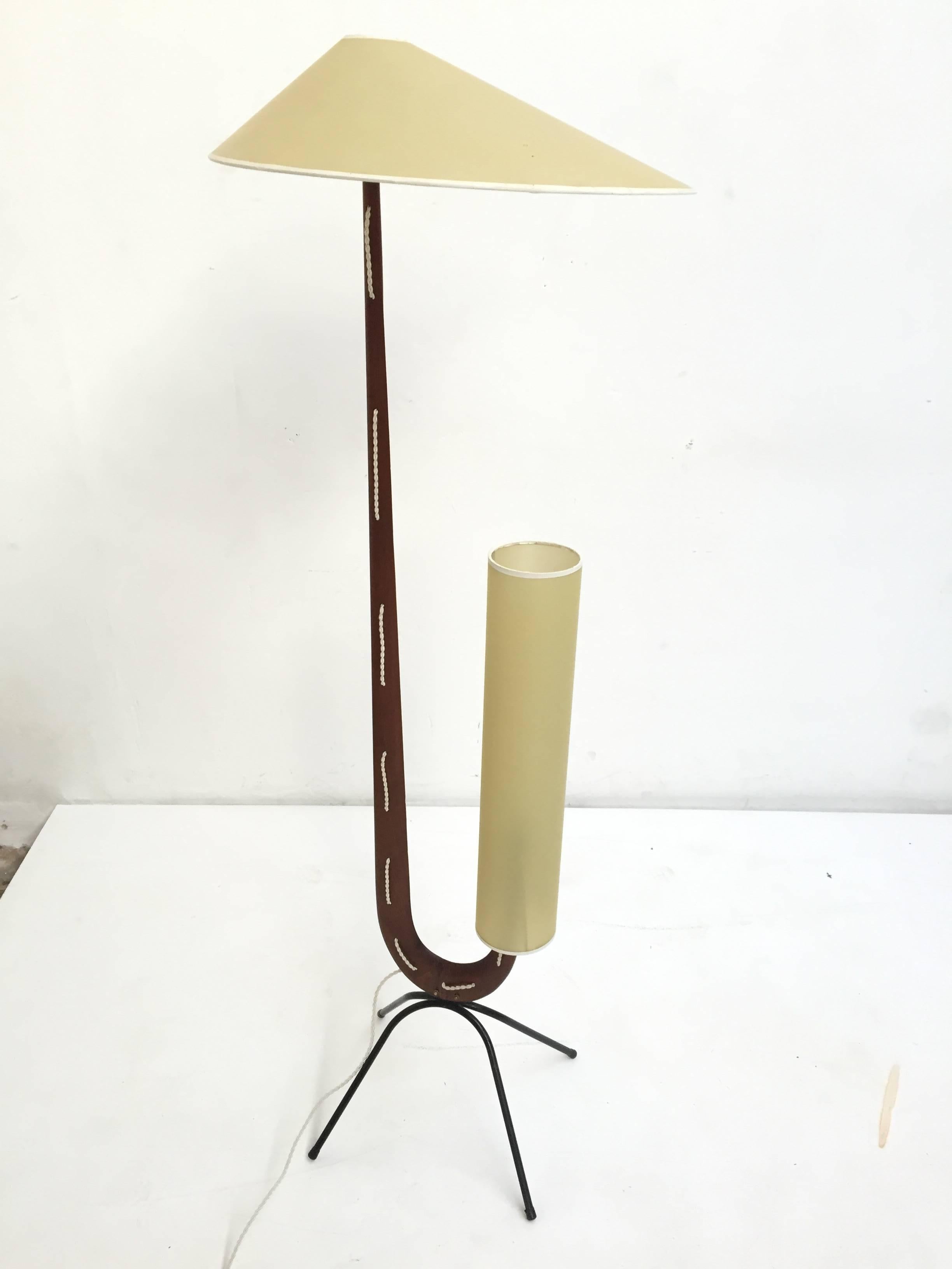 Français Superbe lampadaire de forme sculpturale par Rispal, France, 1950, publié