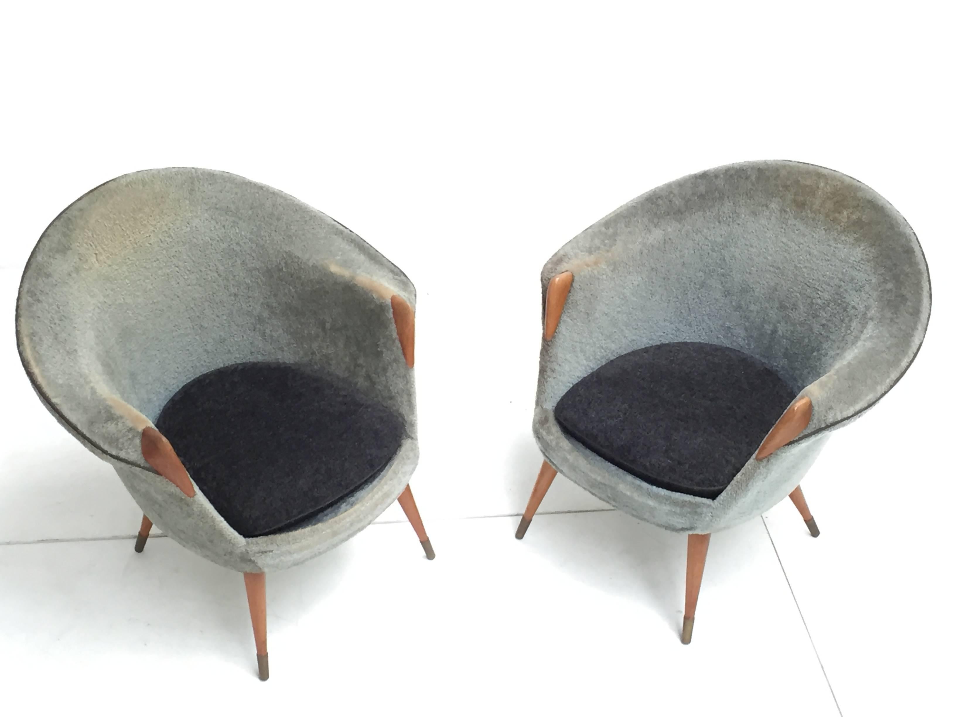 Amazing original vintage condition Danish living room set attributed to Danish designers Nanna and Jorgen Ditzel.

Lovely Scandinavian organic 1950s design. 

The set is offered in as found condition with two-tone wool upholstery in original