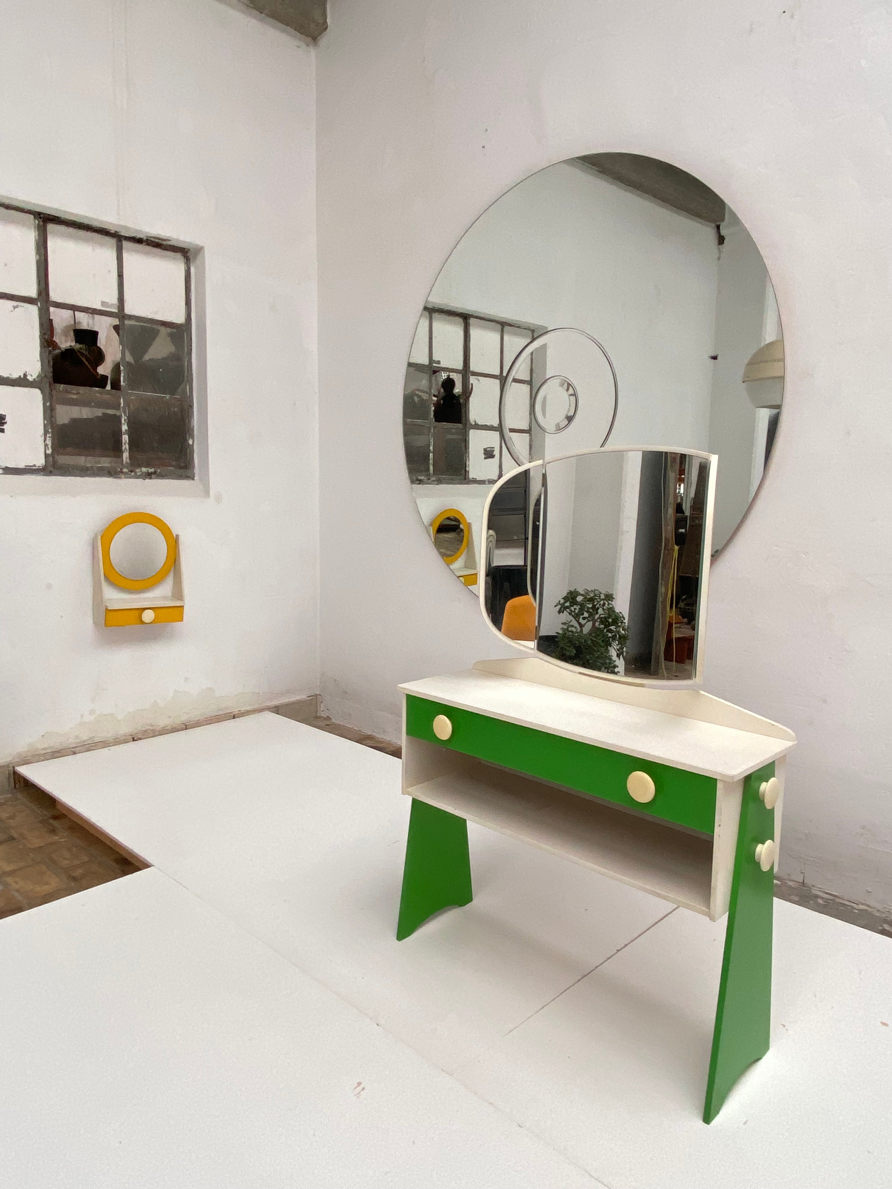 Fantastique vanité / coiffeuse de chambre de l'ère spatiale des années 1970 

Le meuble-lavabo est équipé d'un miroir réglable et d'un tiroir pour ranger vos produits de maquillage.

Un joli miroir mural jaune et blanc avec une petite boîte de