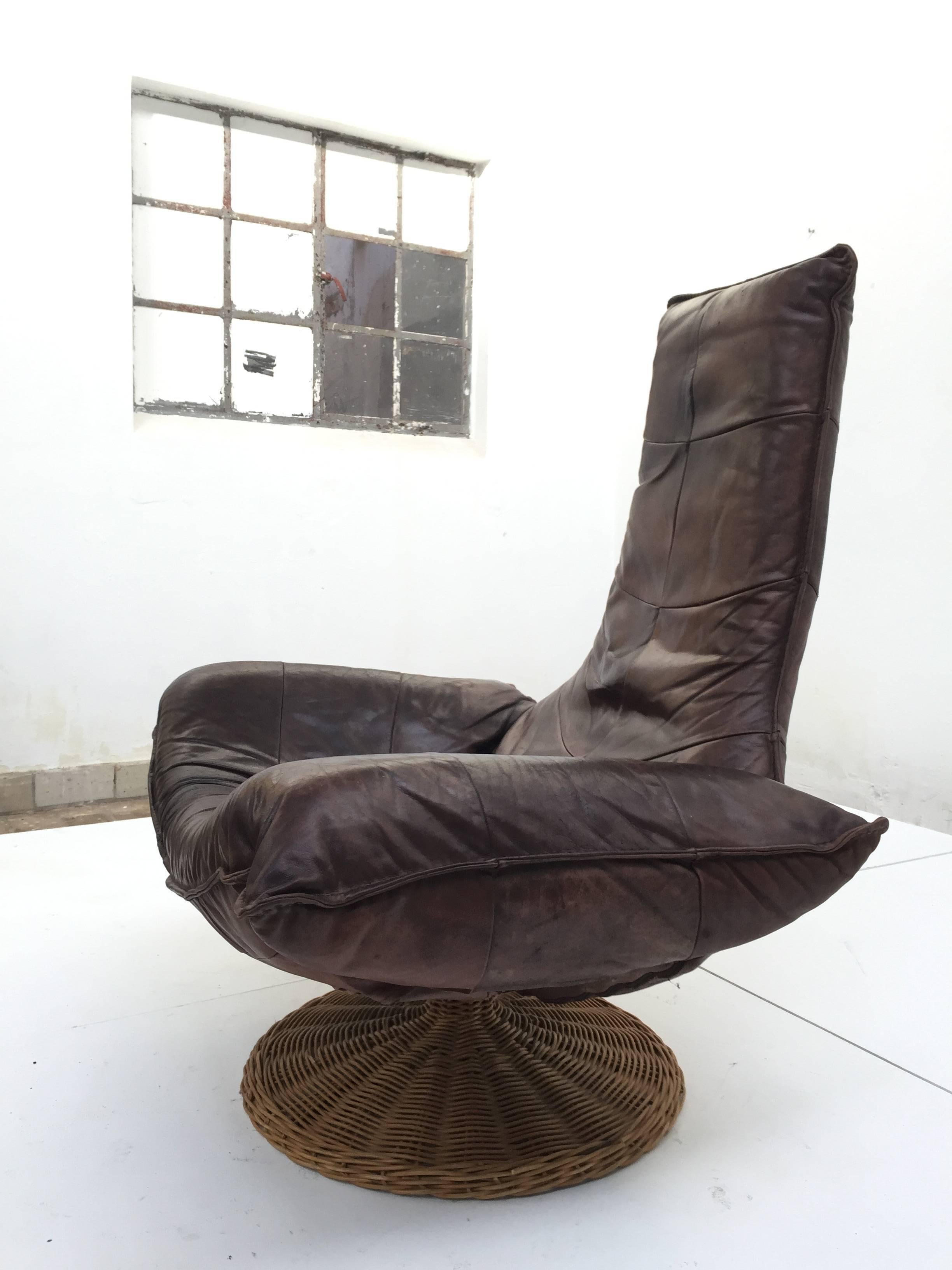 Mid-Century Modern Chaise longue monumentale en cuir et rotin de Gerard Van Den Berg pour Montis en vente