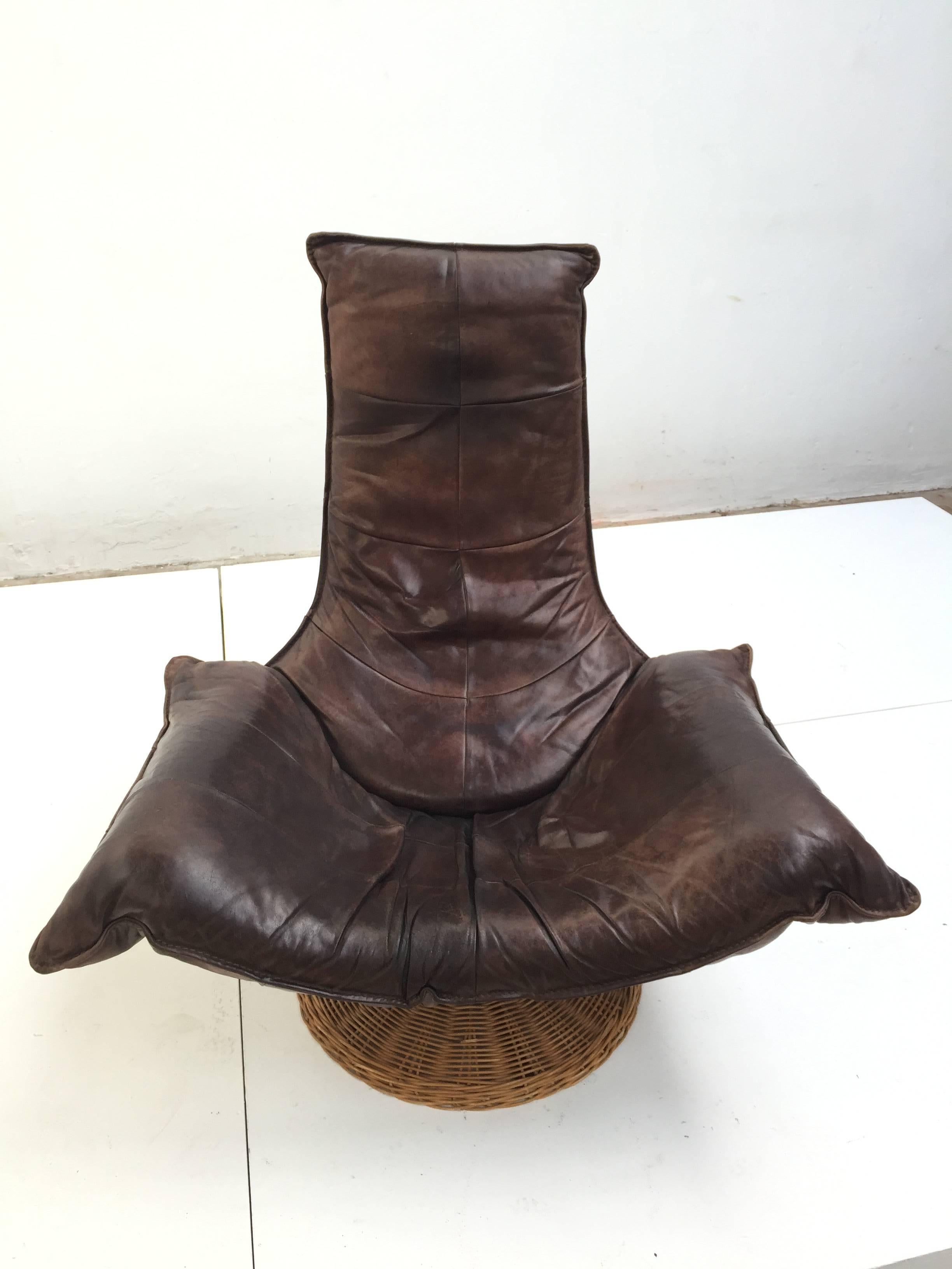 Fauteuil pivotant Monumental des années 1970 du designer néerlandais Gerard van den Berg pour Montis

Cette chaise est dotée d'un cuir robuste et épais, de couleur brun chocolat, qui a acquis une patine étonnante et caractéristique au fil des