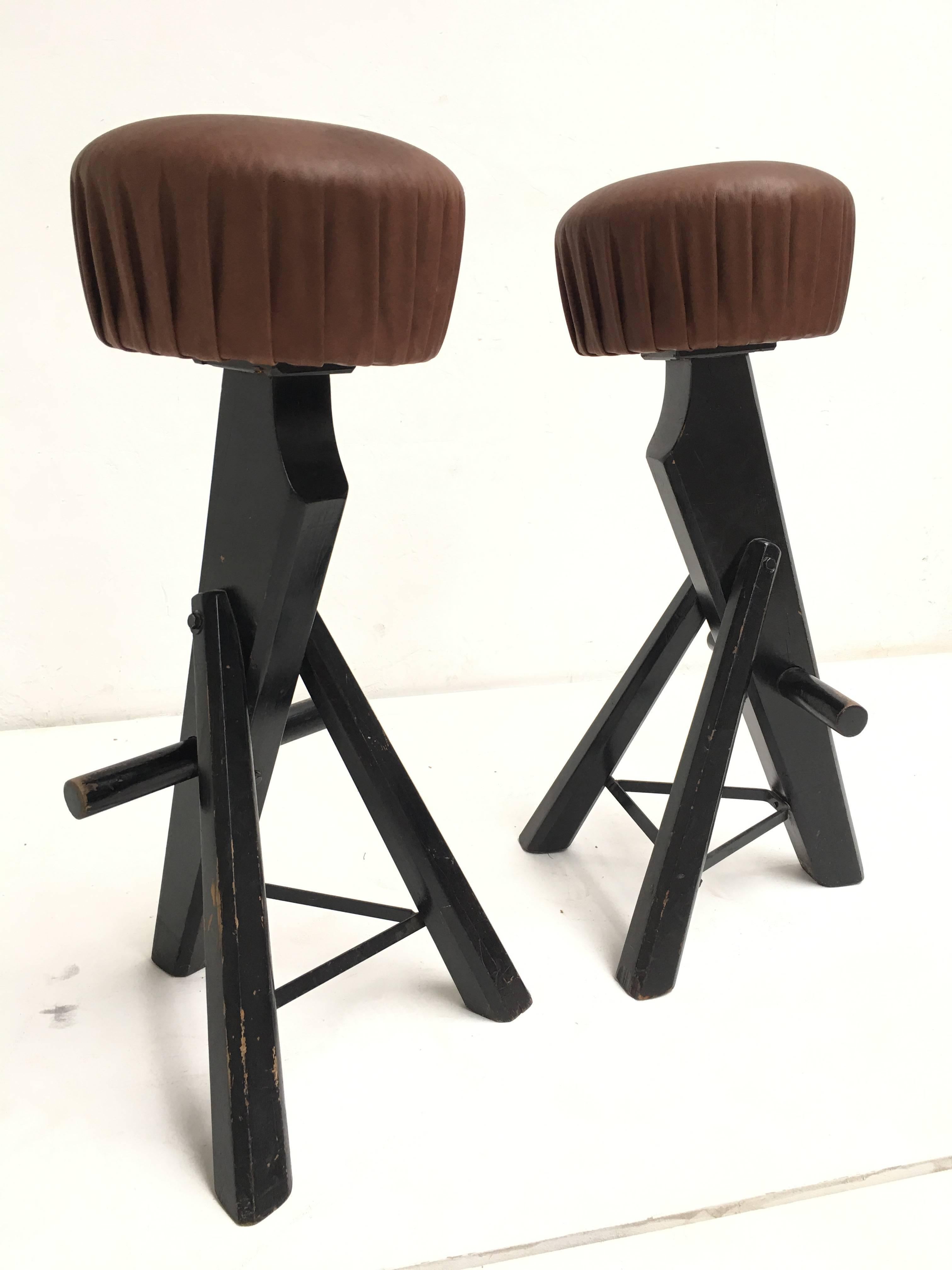 Pair of Brutalist Black Stained Solid Oak and Brown Leather Bar Stools, 1970s For Sale 4