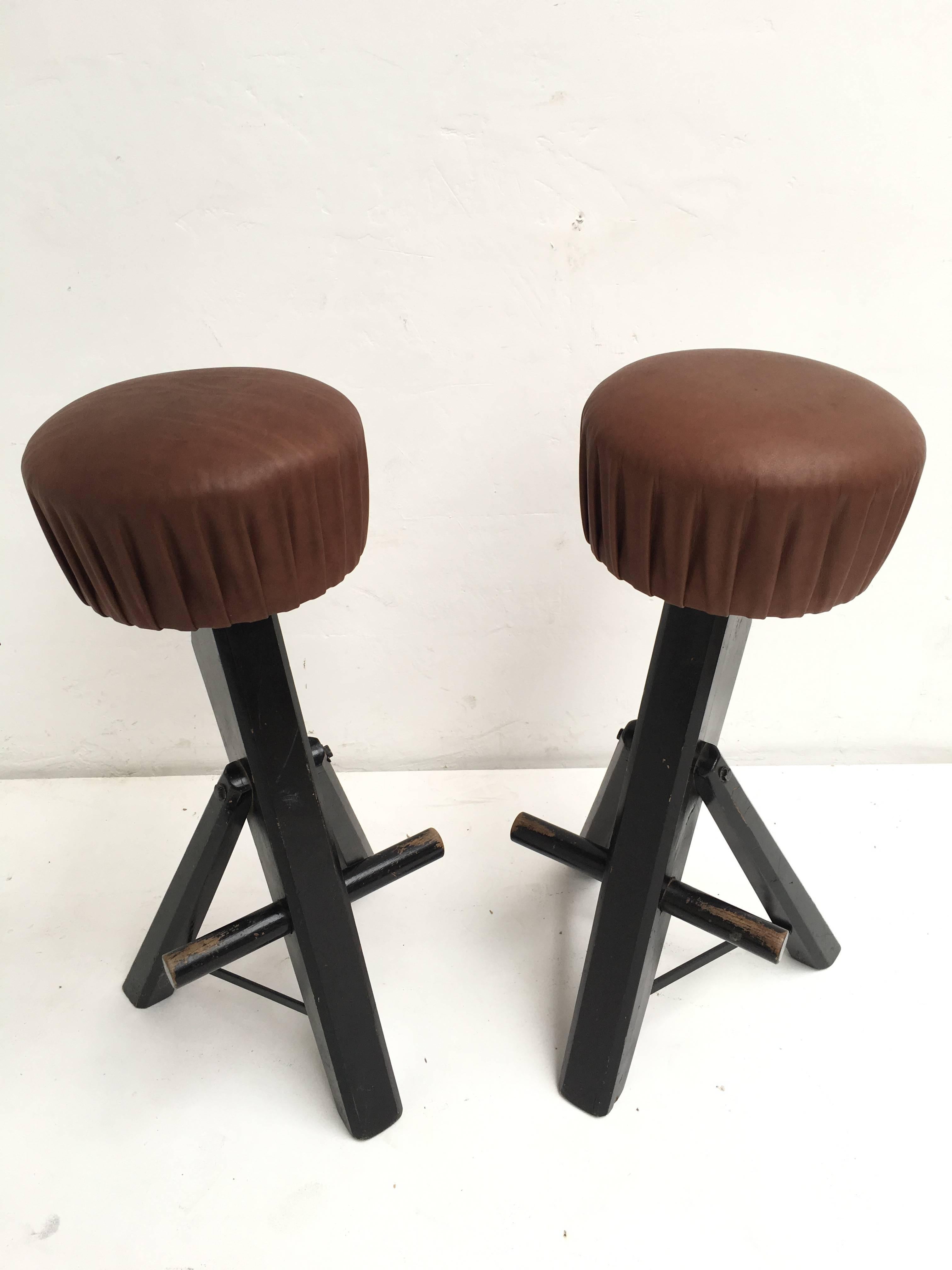 Late 20th Century Pair of Brutalist Black Stained Solid Oak and Brown Leather Bar Stools, 1970s For Sale