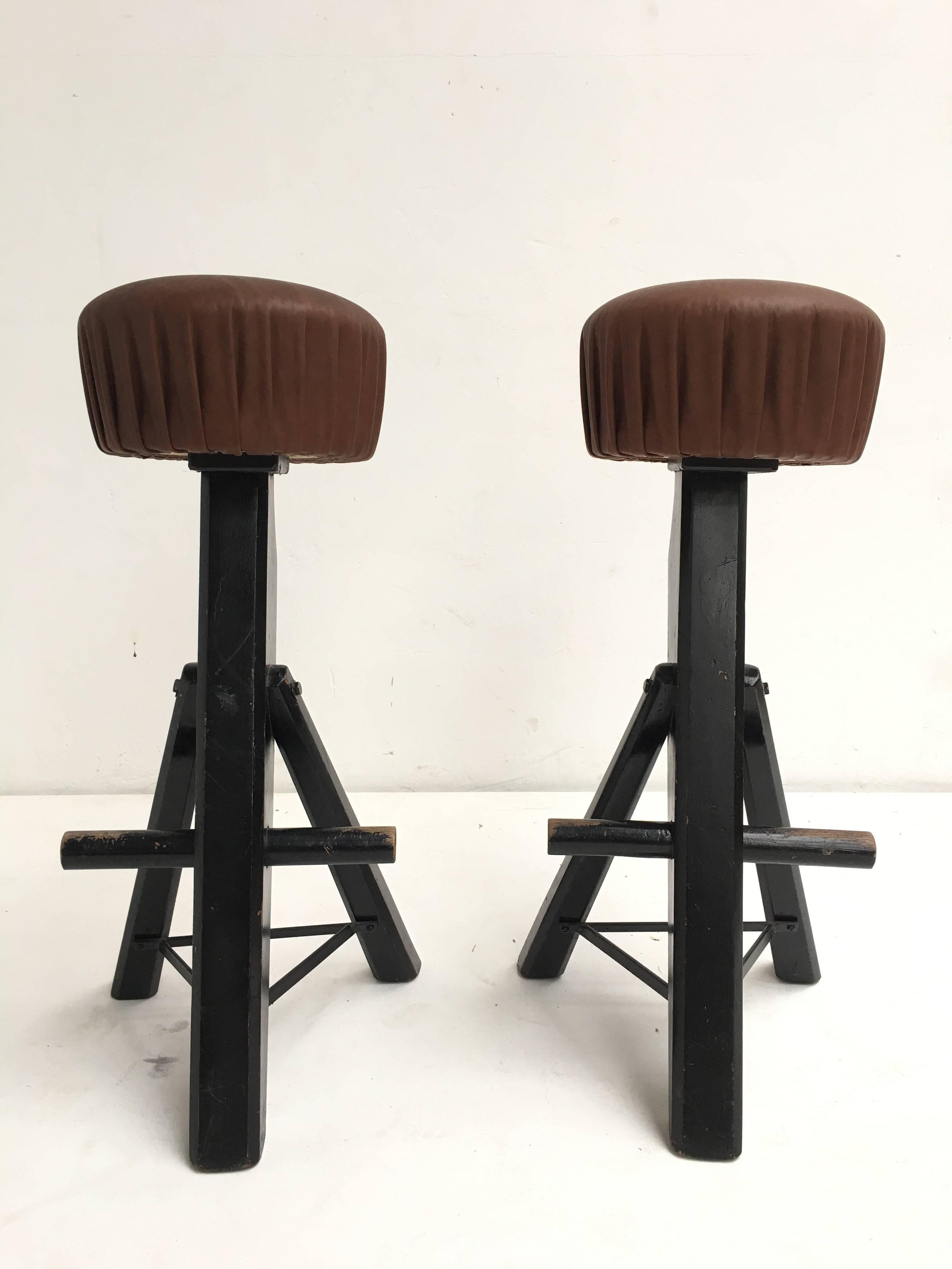 Pair of Brutalist Black Stained Solid Oak and Brown Leather Bar Stools, 1970s For Sale 5