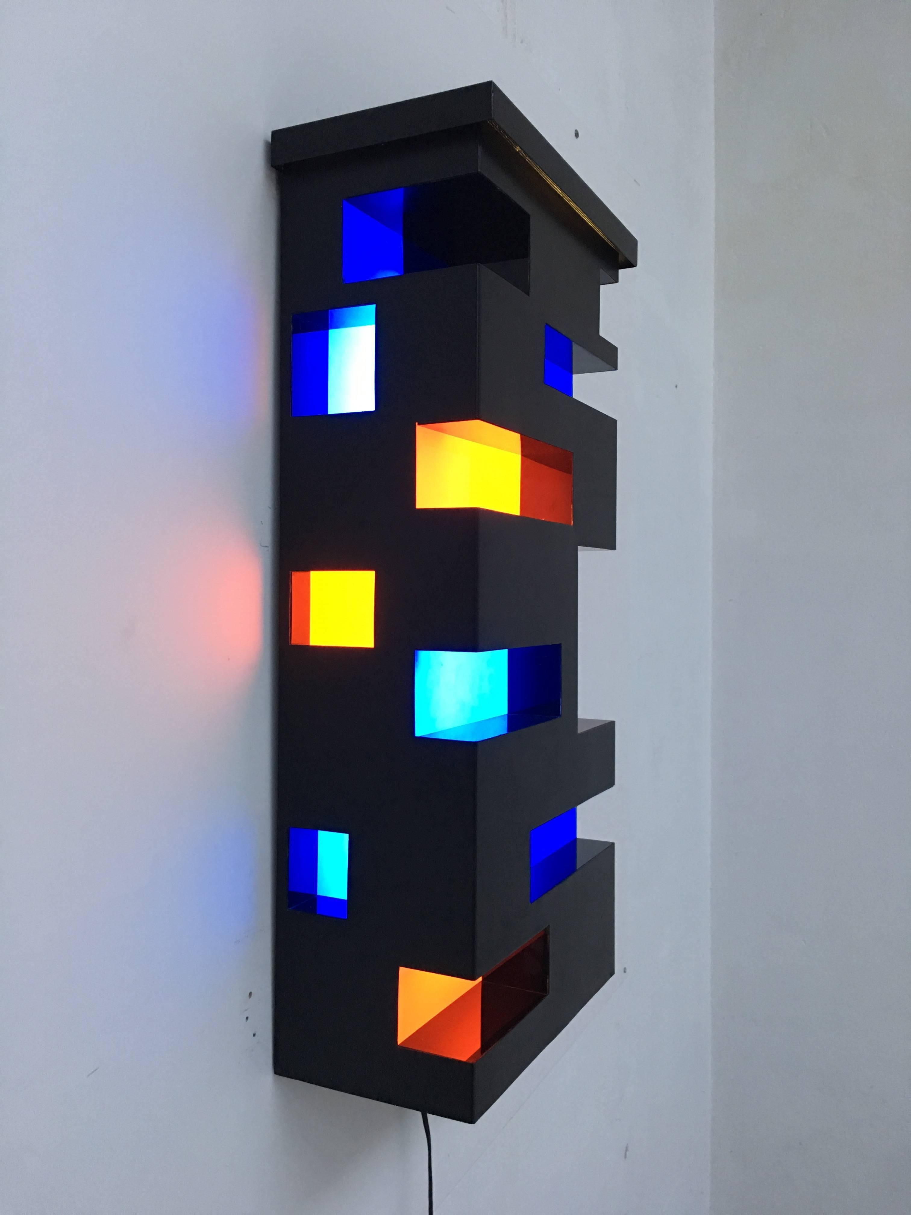 Émaillé Sculpture lumineuse de style « De Stijl » en acier émaillé et plexiglas, Italie, 1970 en vente