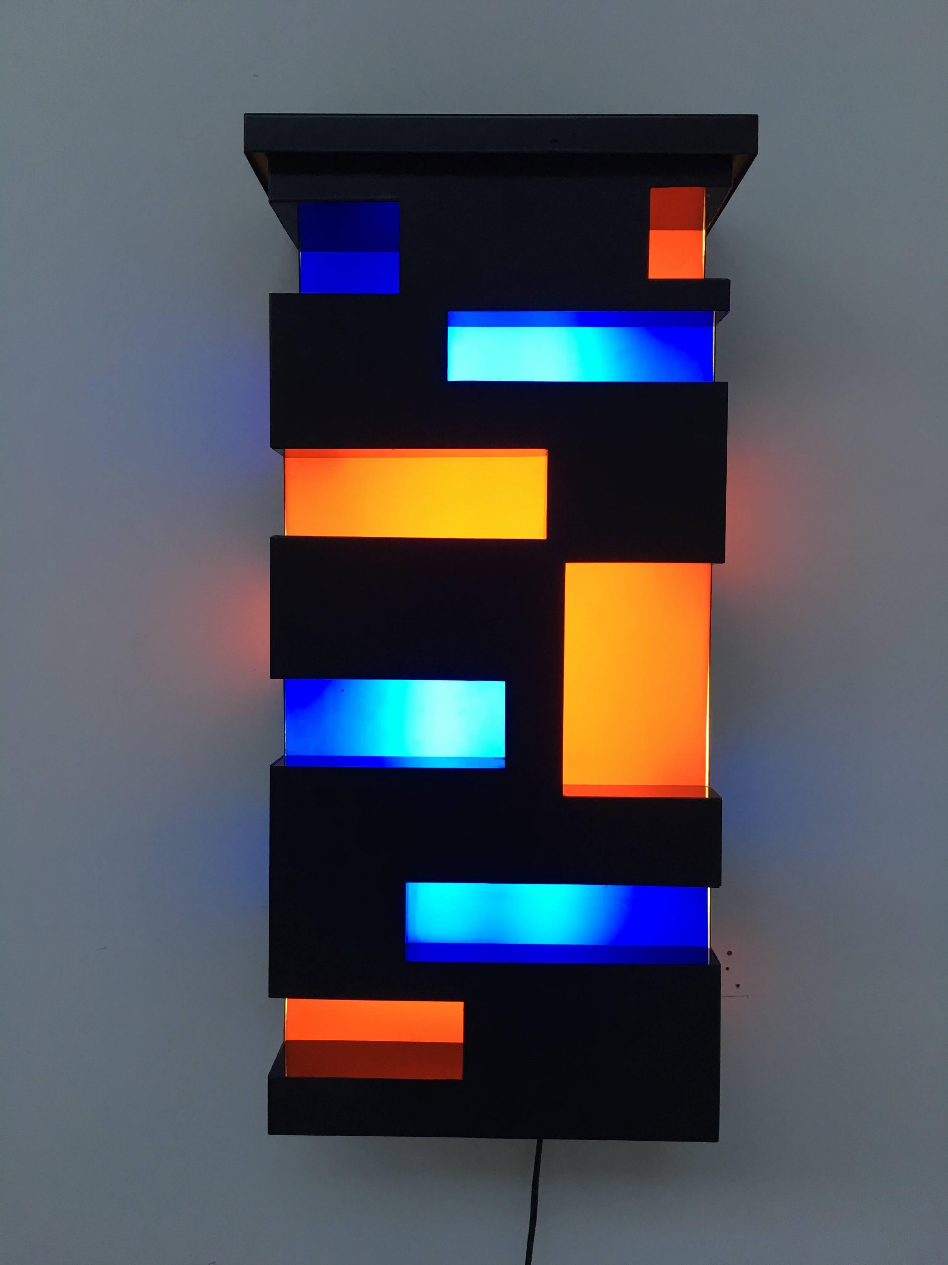 Beautiful large-scale Italian light sculpture dating from the 1970s clearly reflecting the influence of the Dutch 'De Stijl' movement and very much in the style of the work of the 'De Stijl' artists Georges Vantongerloo, Theo van Doesburg and