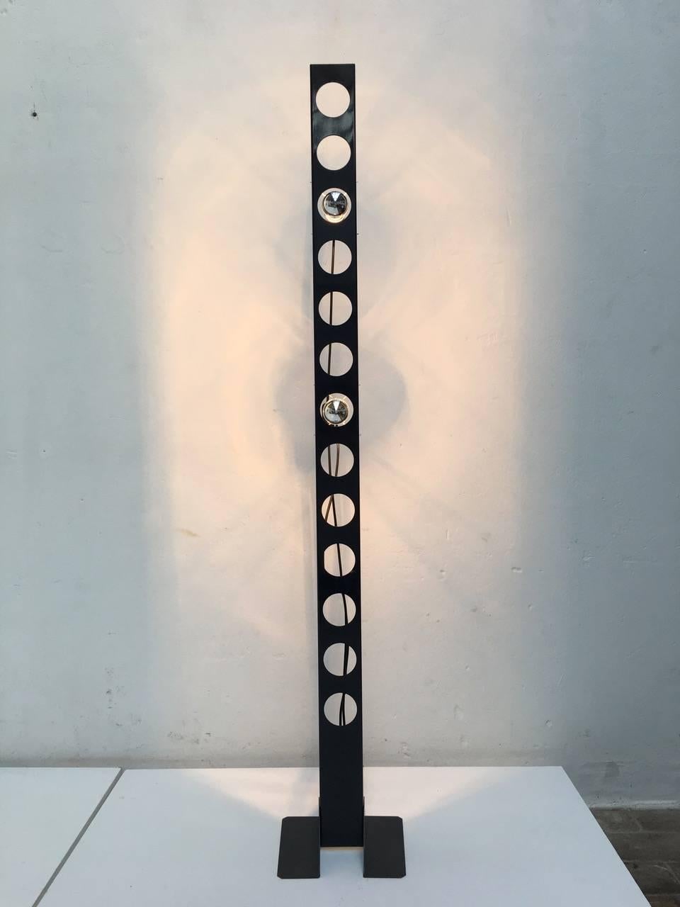 Minimalist Rare Sculptural 'Ritto' Floor Lamp by Leonardi & Stagi for Lumenform, 1972 For Sale