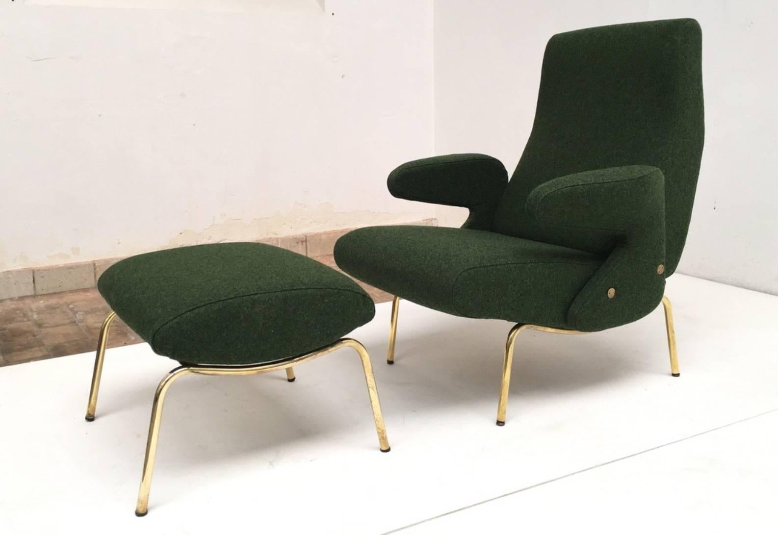 Beautiful biomorphic form 'DELFINO' (Dolphin) lounge chair with armrests complete with the rare matching ottoman designed by famed Italian. 
Artist, sculptor and graphic designer Erberto Carboni (1899-1984) in 1954 for Arflex, Italy. Both pieces