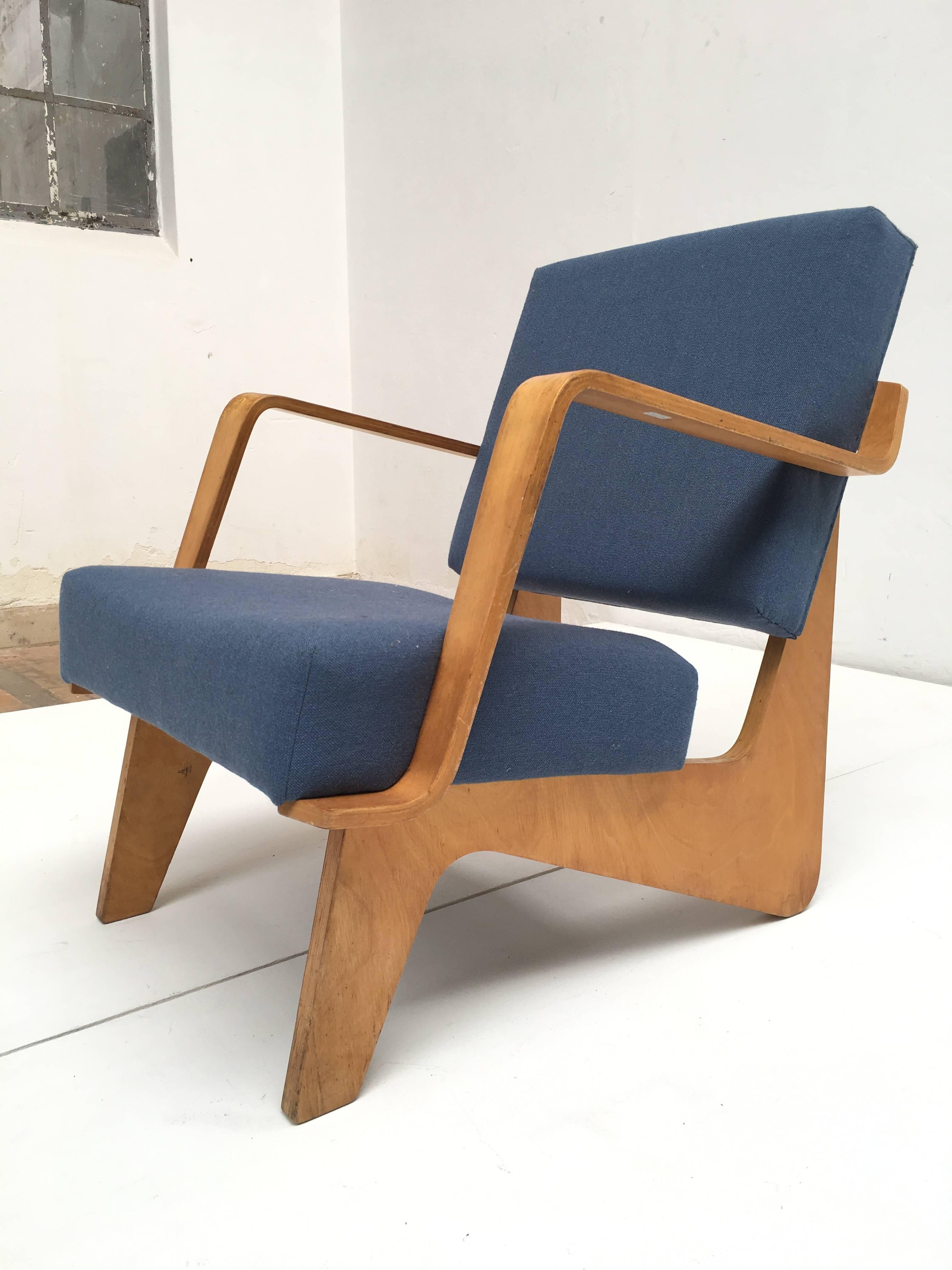 Beautiful molded plywood armchair, Model FB03 from the Combex series, designed in 1952 by Cees Braakman for UMS Pastoe. 

After his return from the US in 1949, Cees Braakman and UMS Pastoe decided to start creating modern, affordable and low-cost