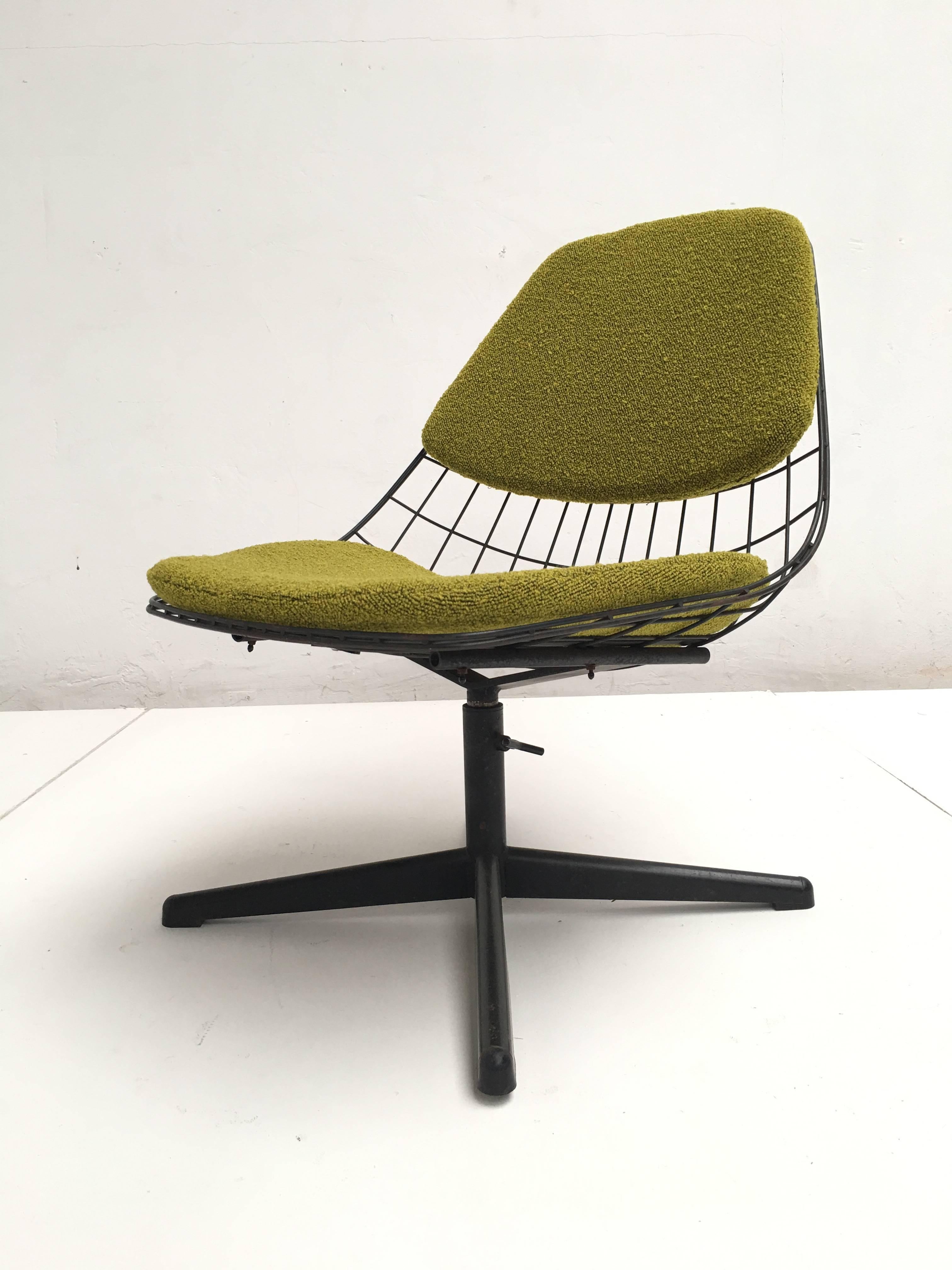 FM25 wire chair produced, early 1960s with a swivel base that is adjustable in height and can be locked in position with a locking screw to the side of the base

Cees Braakman the main designer of Pastoe collaborated with Adriaan Dekker from