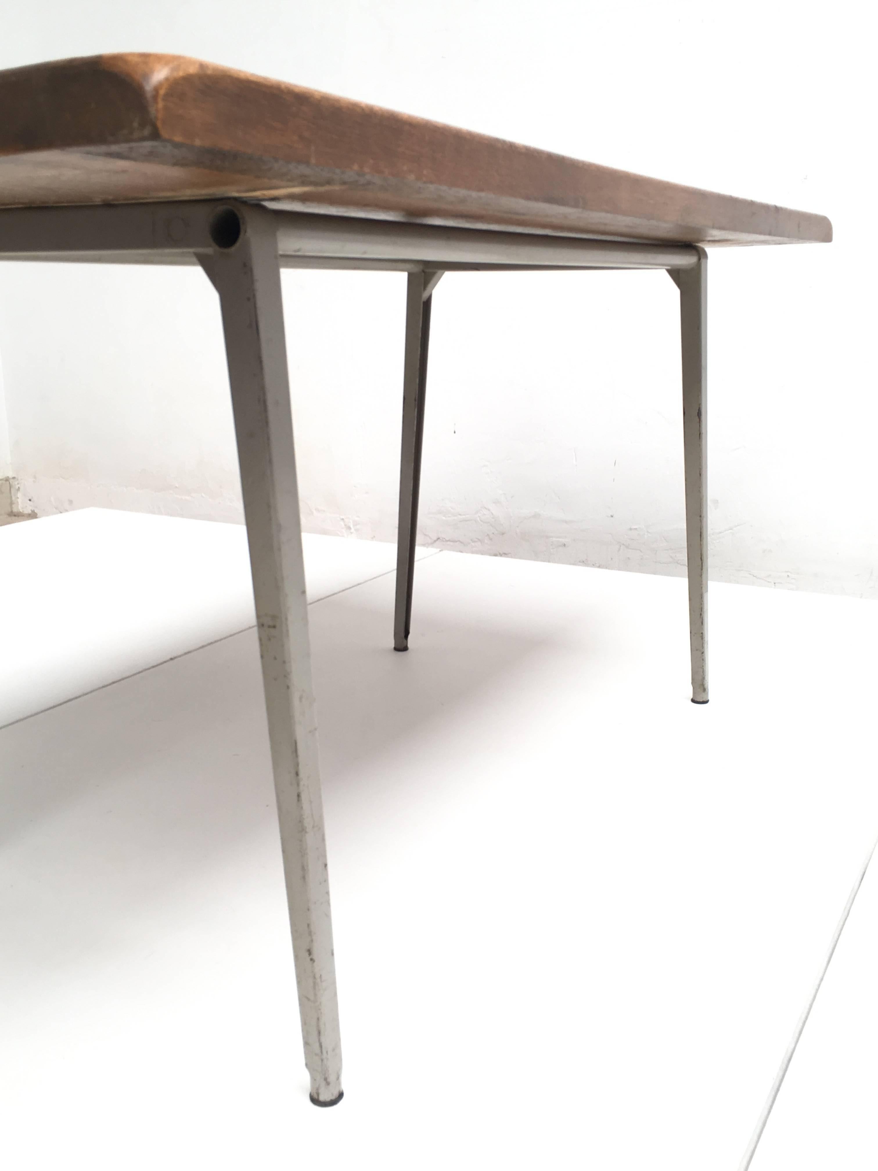 Friso Kramer „Reform“-Tisch oder Schreibtisch mit aufgearbeiteter rustikaler Eicheplatte (Mitte des 20. Jahrhunderts) im Angebot