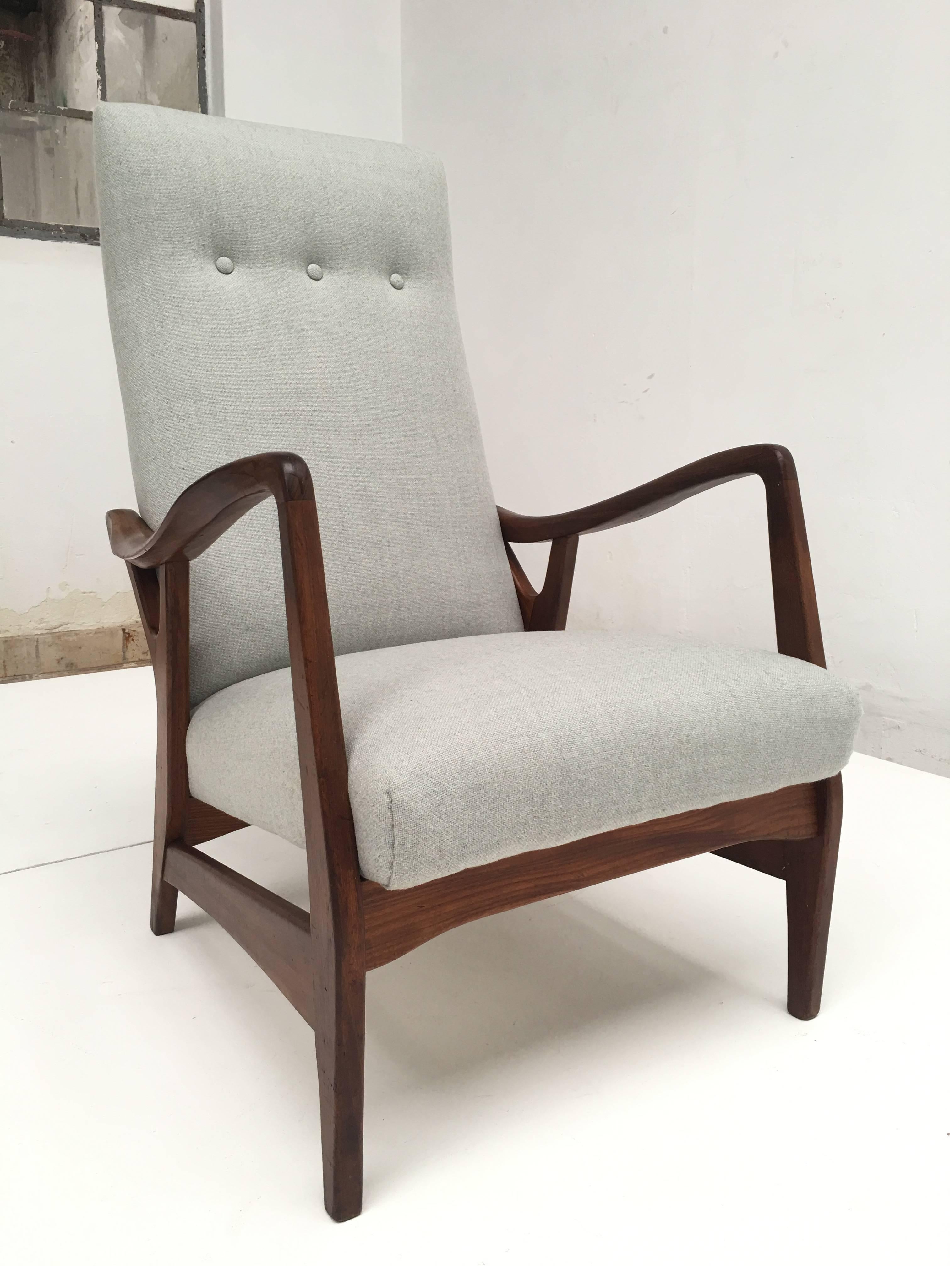 Massiver geschnitzter dänischer Hochlehnerstuhl aus Teakholz aus den 1950er Jahren mit neuem De Ploeg-Wollbezug (Wolle) im Angebot