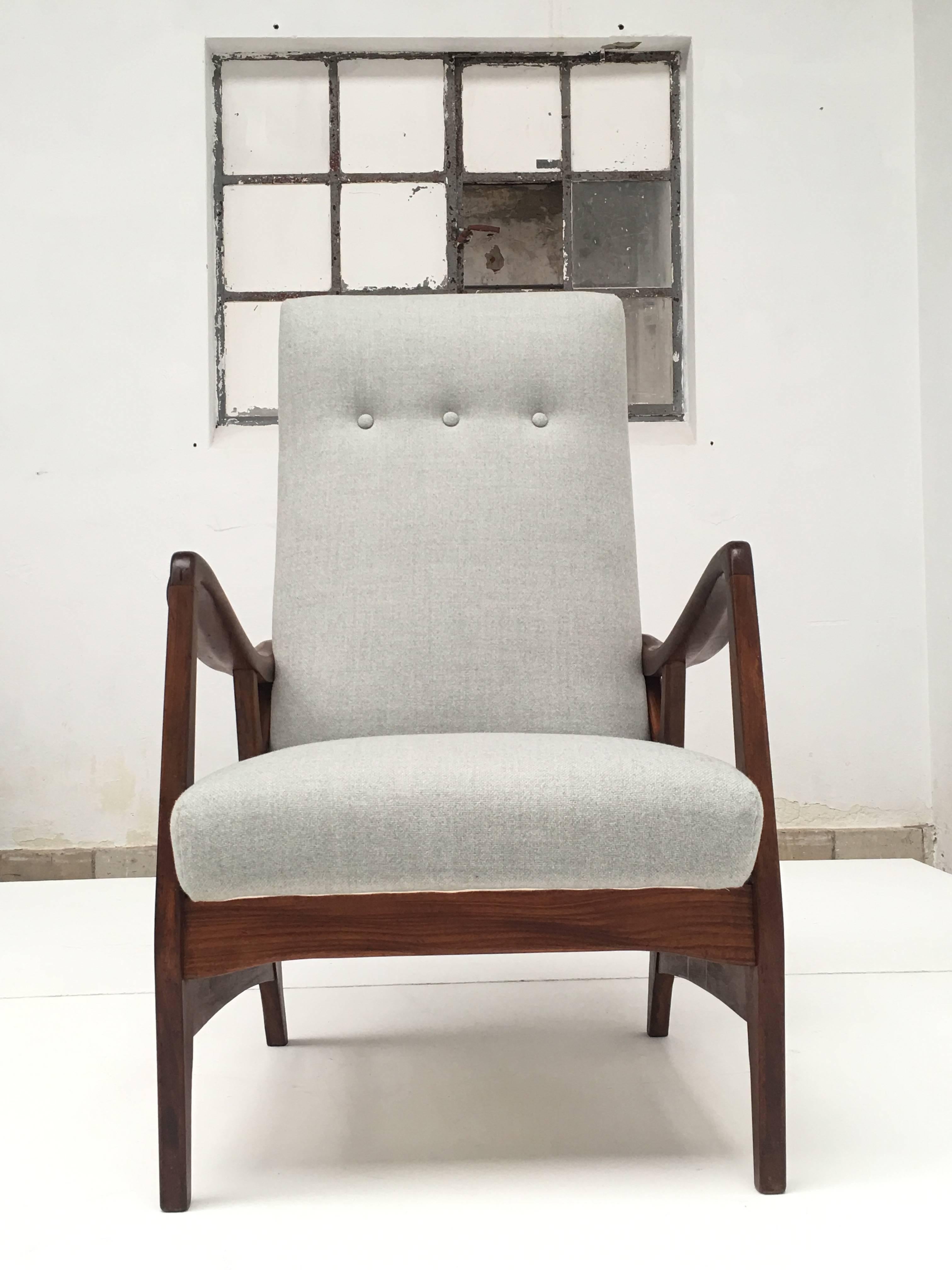 Milieu du XXe siècle Chaise danoise à haut dossier en teck massif sculpté des années 1950 avec nouvelle tapisserie en laine De Ploeg en vente