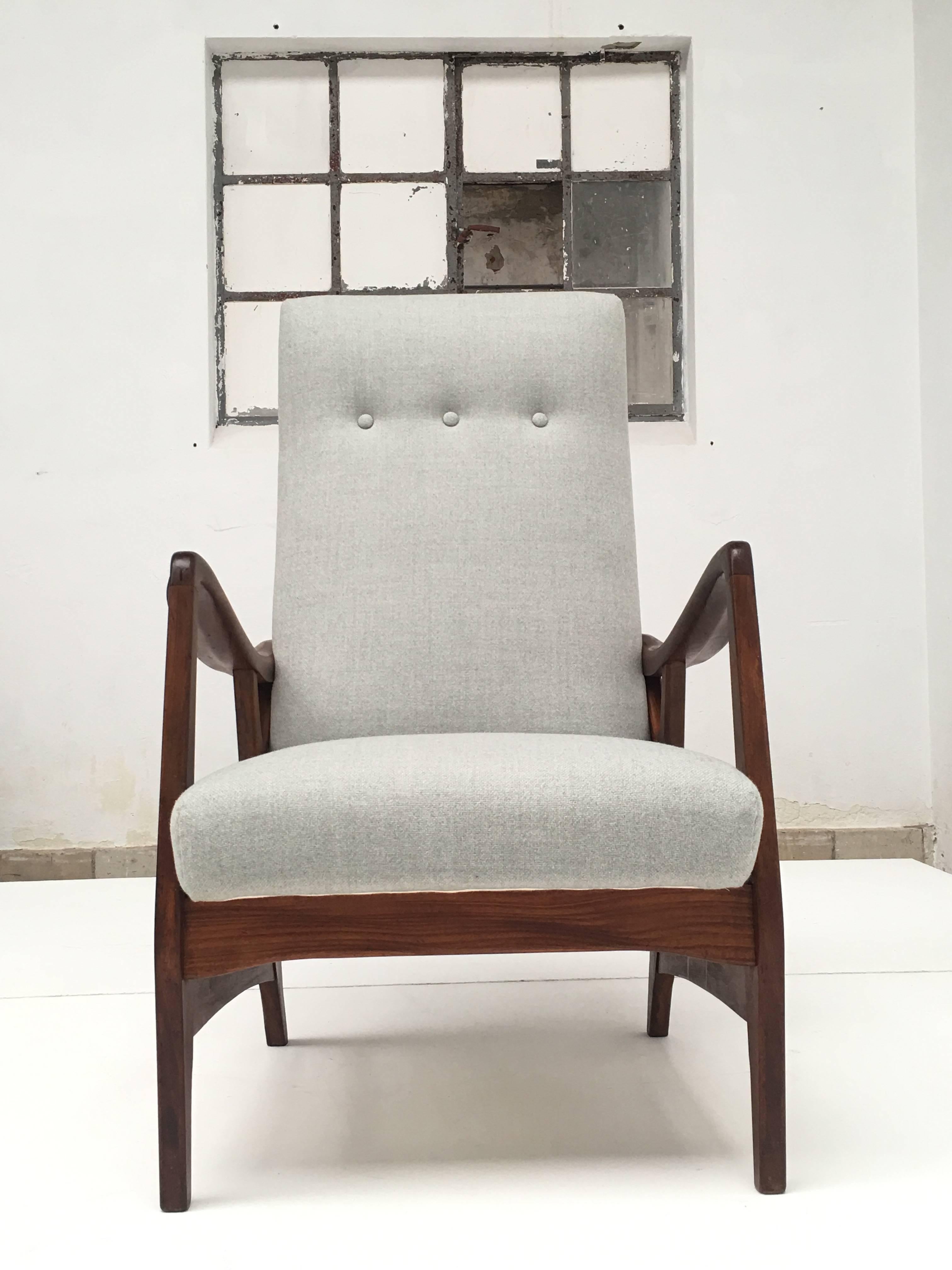 Massiver geschnitzter dänischer Hochlehnerstuhl aus Teakholz aus den 1950er Jahren mit neuem De Ploeg-Wollbezug (Mitte des 20. Jahrhunderts) im Angebot