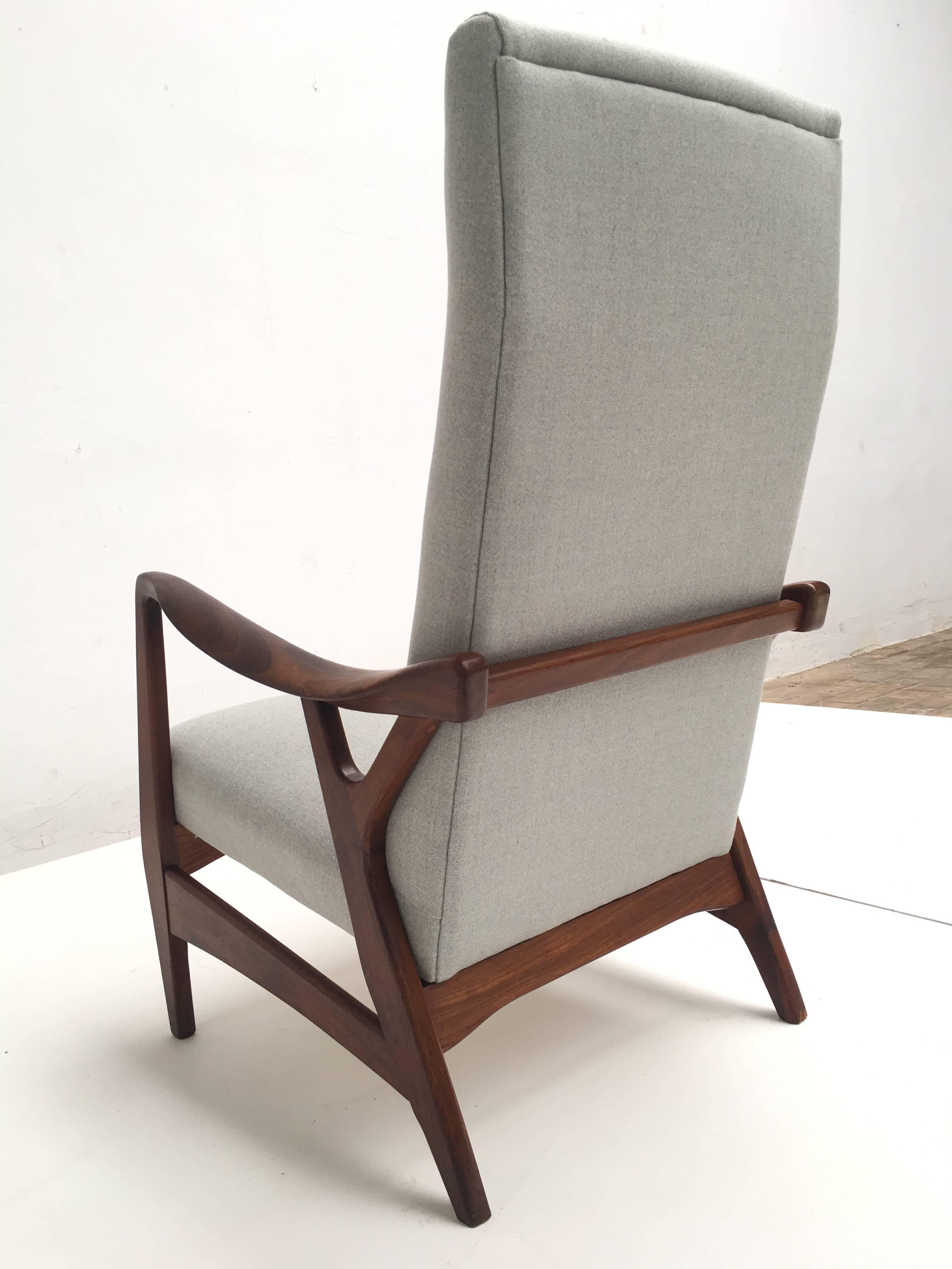 Chaise danoise à haut dossier en teck massif sculpté des années 1950 avec nouvelle tapisserie en laine De Ploeg en vente 2