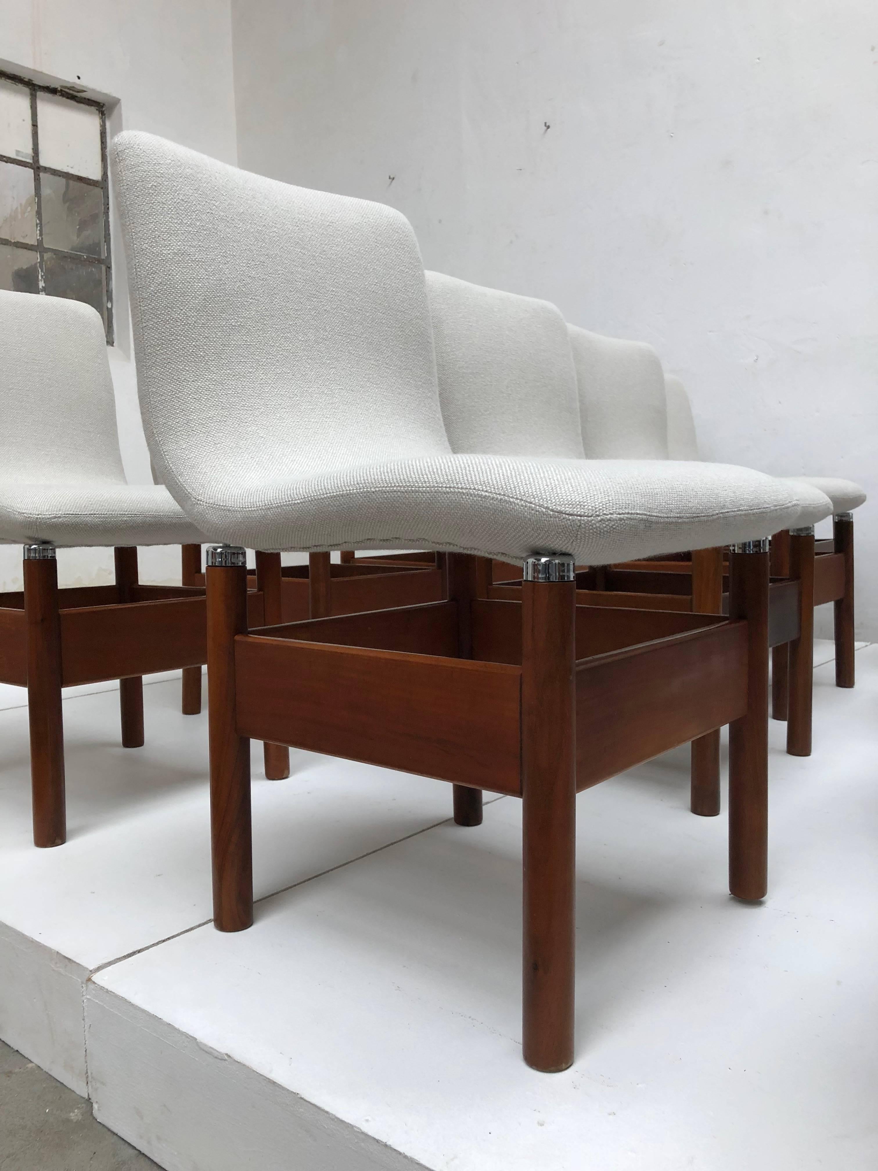 Très rare grand ensemble de 12 chaises de salle à manger 'Chelsea' en bois de noyer du designer italien Vittorio Introini. La sellerie a été entièrement restaurée, y compris la nouvelle mousse Pantera et le nouveau tissu de laine danois de haute