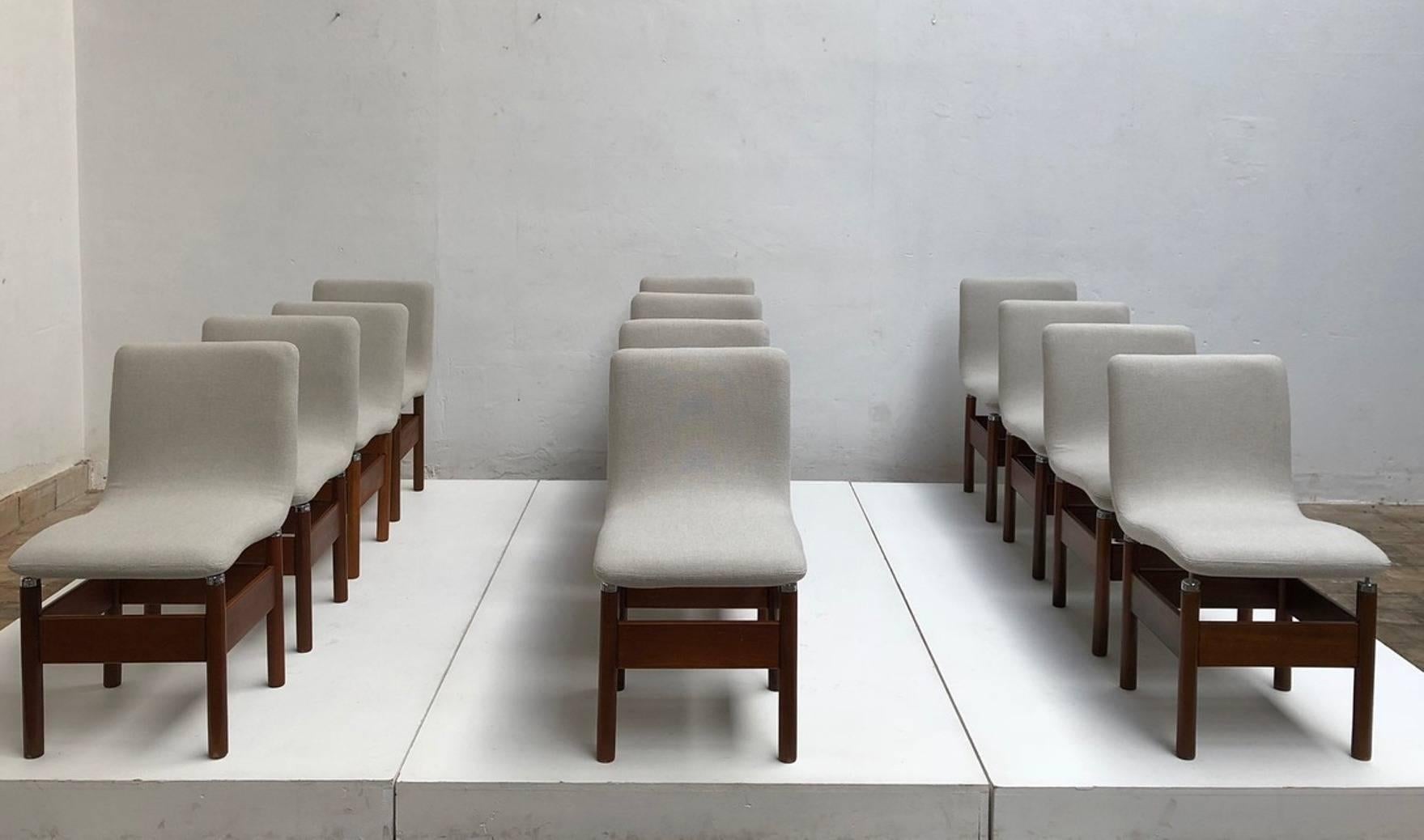 Milieu du XXe siècle 12 chaises de salle à manger 'Chelsea' d'Introini, Saporiti 1966, tapisserie entièrement restaurée en vente