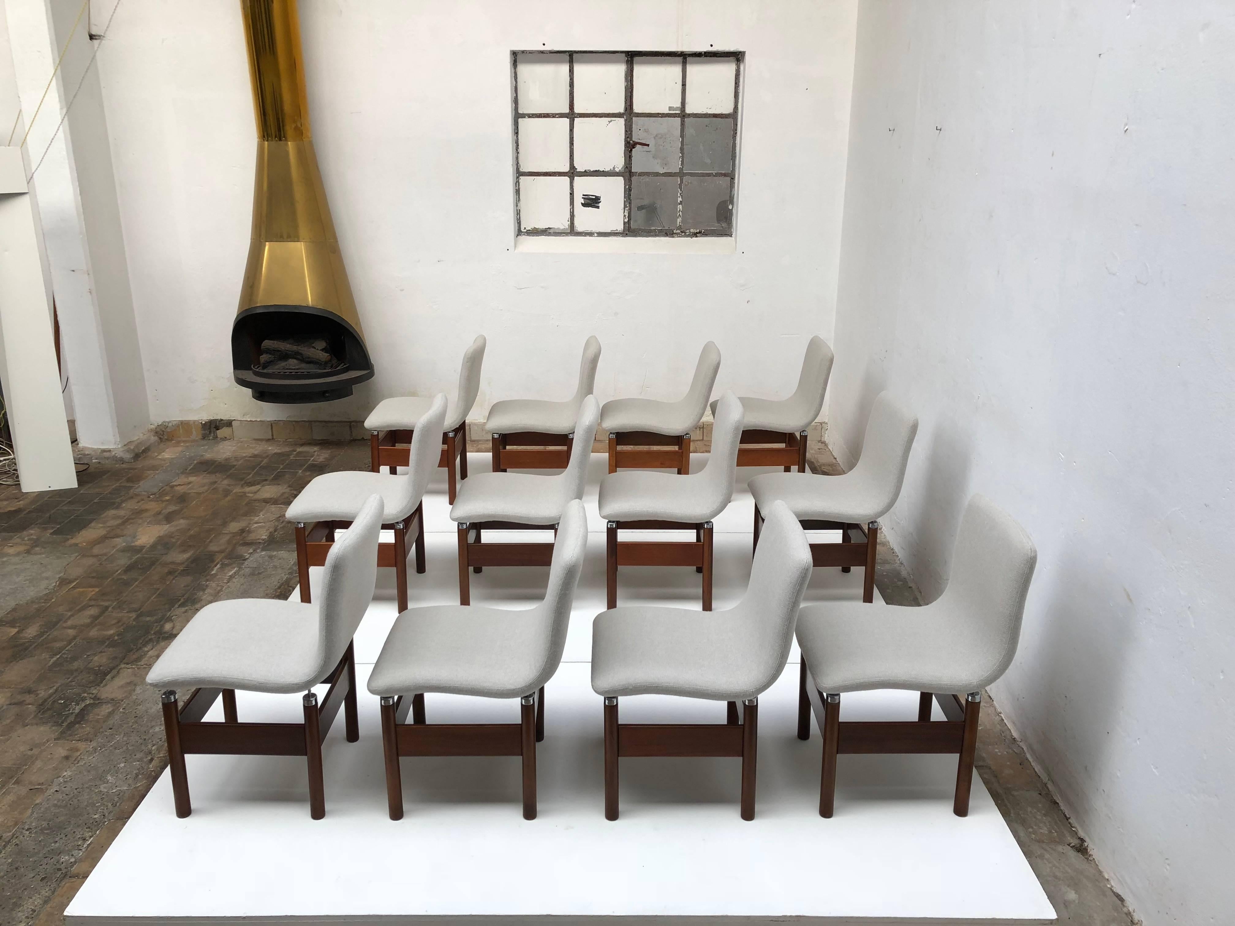 Laine 12 chaises de salle à manger 'Chelsea' d'Introini, Saporiti 1966, tapisserie entièrement restaurée en vente