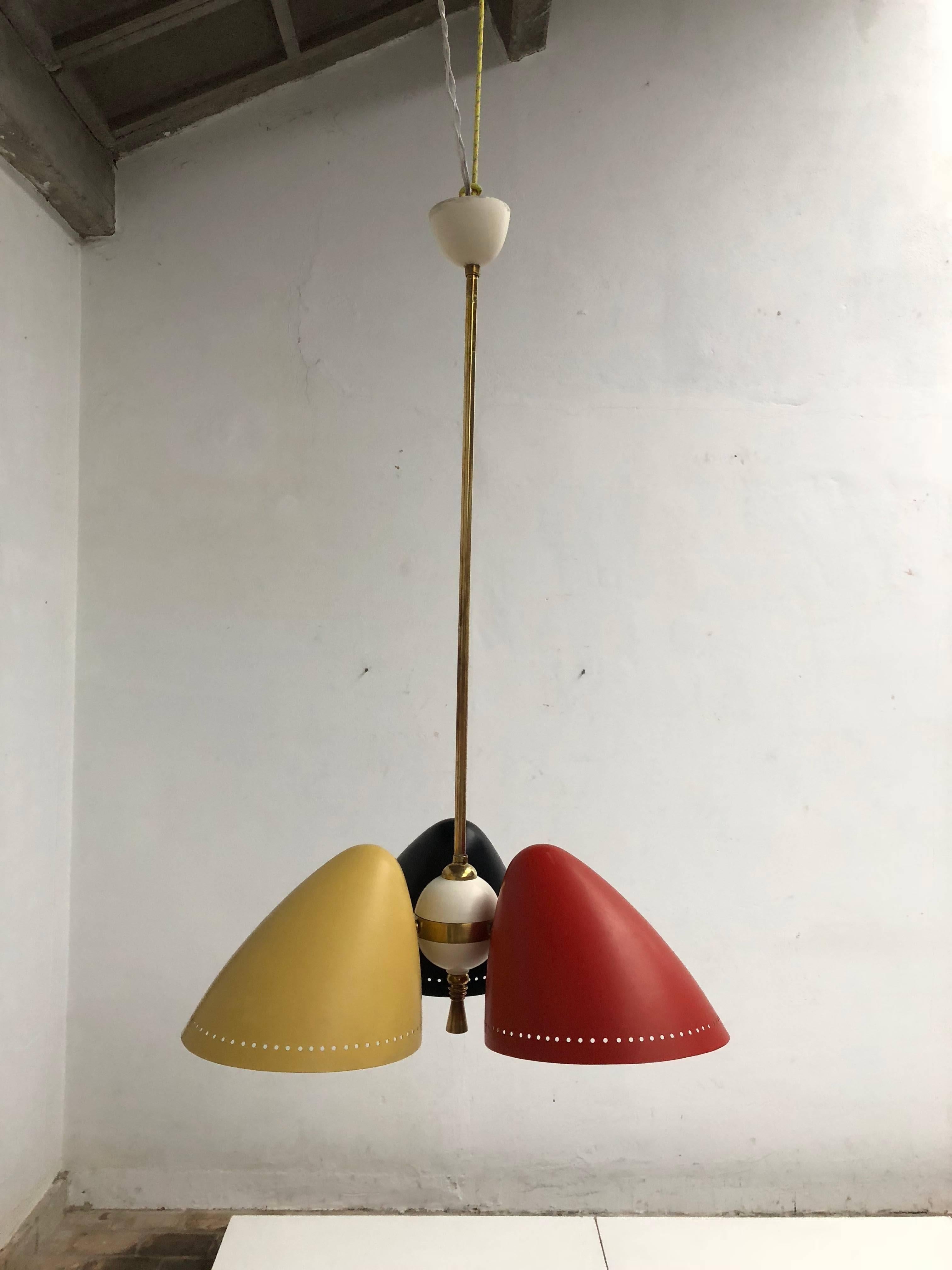 A large 1950s tri-color chandelier by Dutch H. Th. J. A. Busquet for Hala Zeist, The Netherlands 

Nice brass detailing and a top quality early 1950s production by Hala Zeist who is renown for their top quality Mid-Century Modern lighting

The