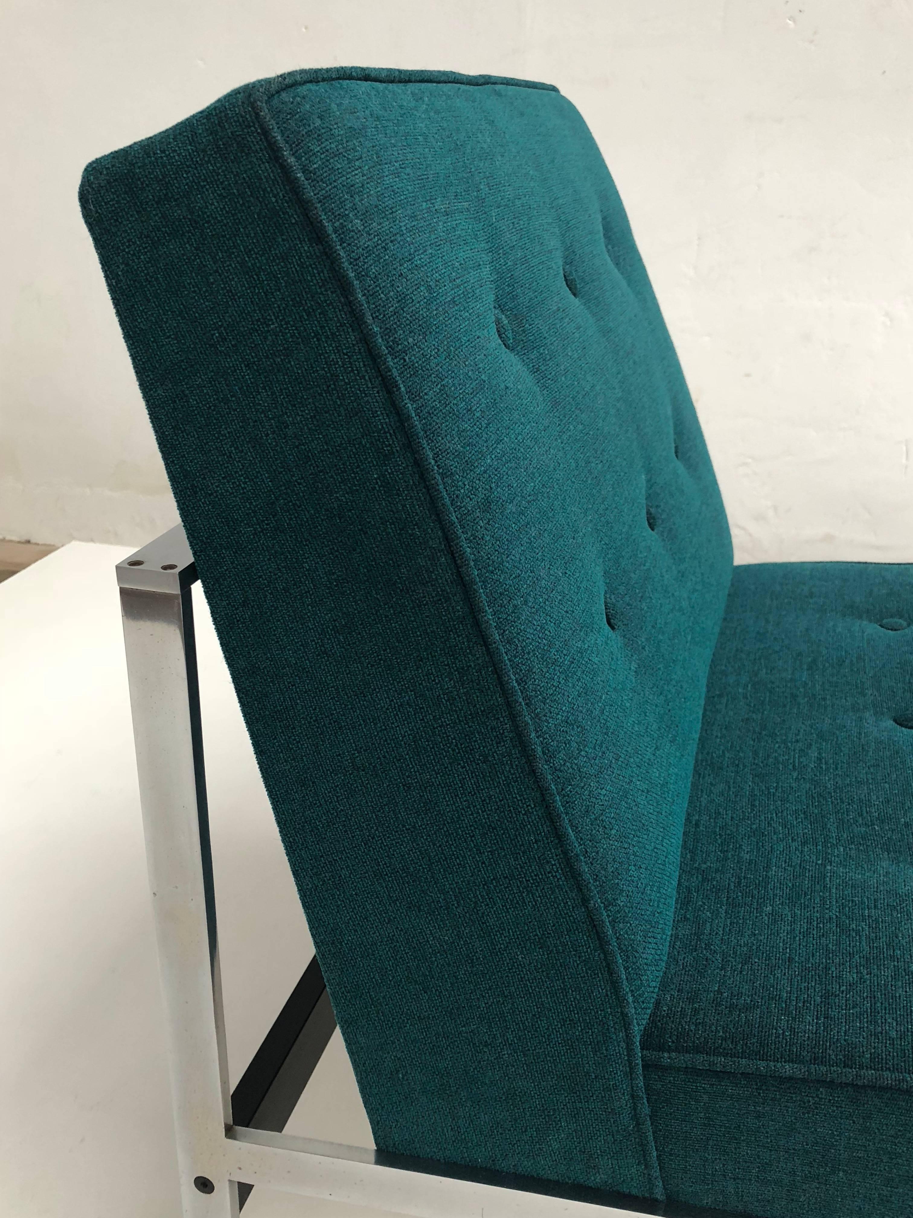 Rare paire de chaises longues du designer néerlandais Kho Liang Ie pour la société Artifort
Kho Liang Ie a rejoint Artifort en 1958, en tant que conseiller en éthique, pour faire d'Artifort une entreprise moderne.
C'est également lui qui a incité