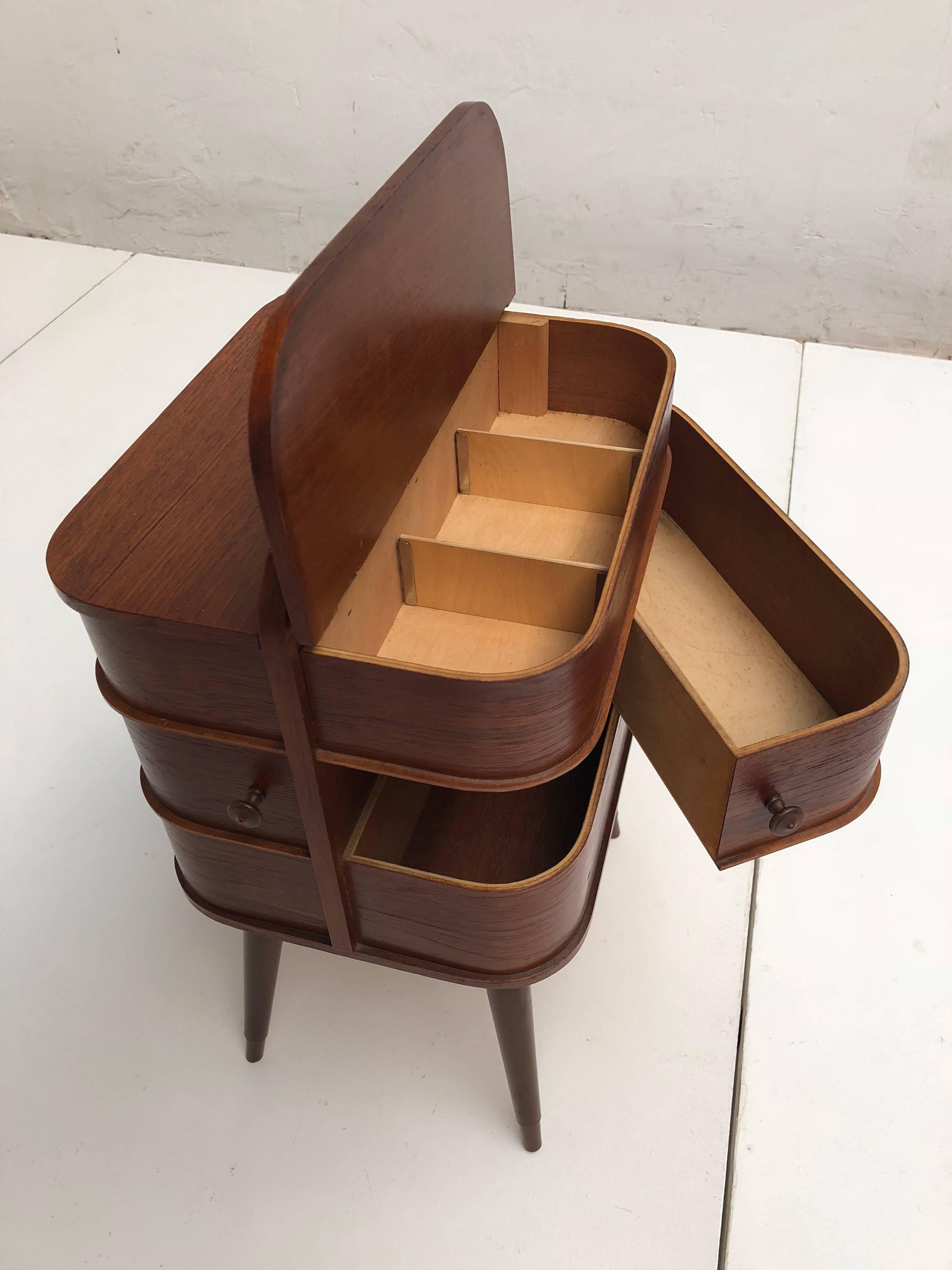 Adorable Danish Teak Plywood Sewing Box Distributed by Pastoe in the 1950s In Good Condition In bergen op zoom, NL