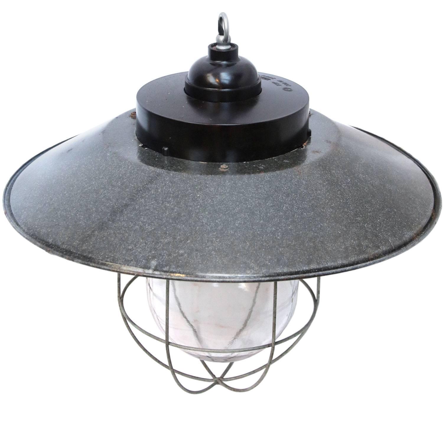 Industrial lights. Grey enamel white interior. Bakelite top. Clear glass.

Measures: Weight: 3.5 kg / 7.7 lb

All lamps have been made suitable by international standards for incandescent light bulbs, energy-efficient and LED bulbs. E26/E27 bulb