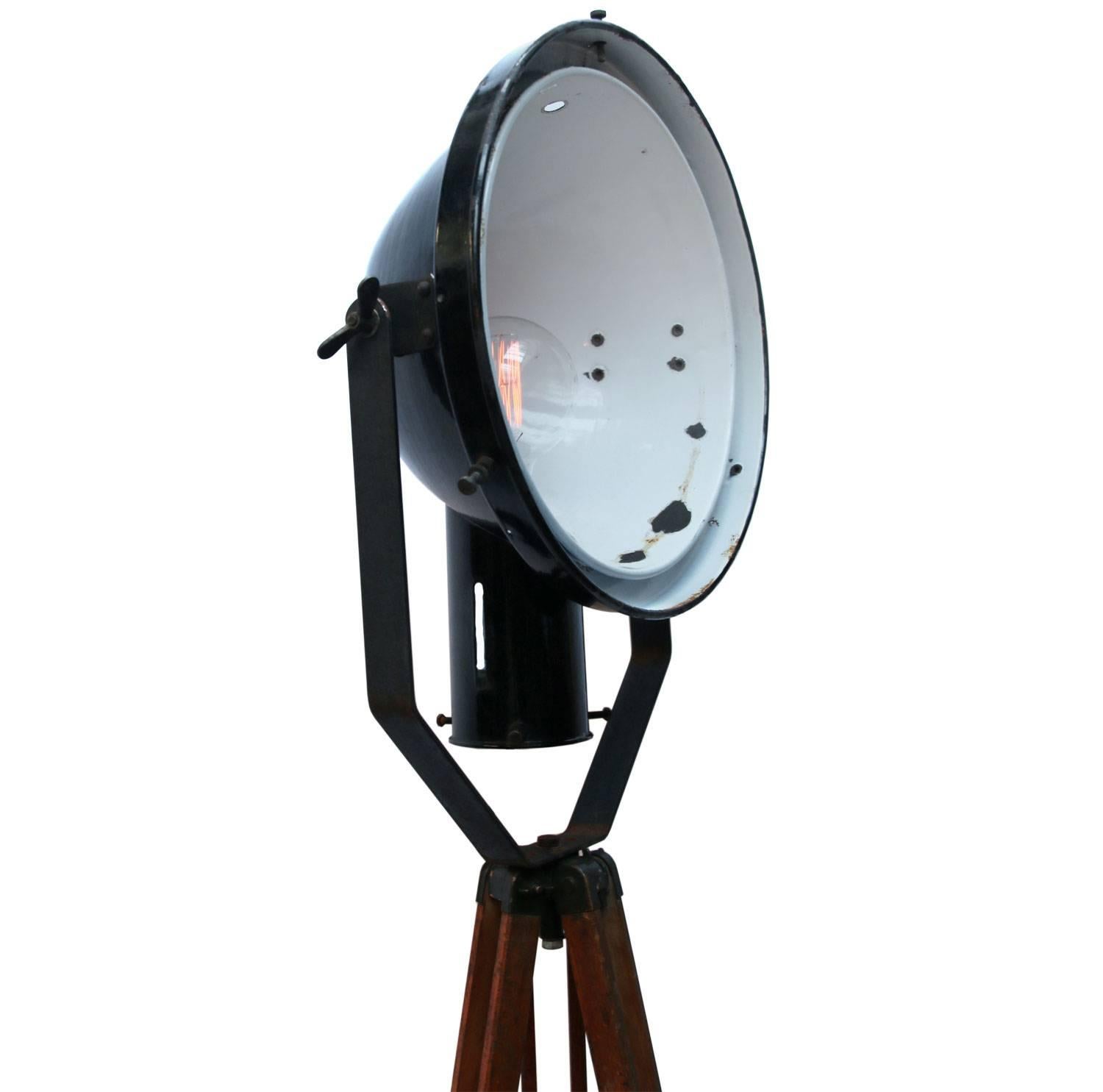 Vintage Industrial spotlight on wooden tripod. Adjustable height and angle.
Black enamel spot with white interior. Measures: Diameter spot 40 cm.
Total height as shown in picture: 205 cm. Electra wire 4 meter.

Weight: 12.0 kg / 26,5 lb

All