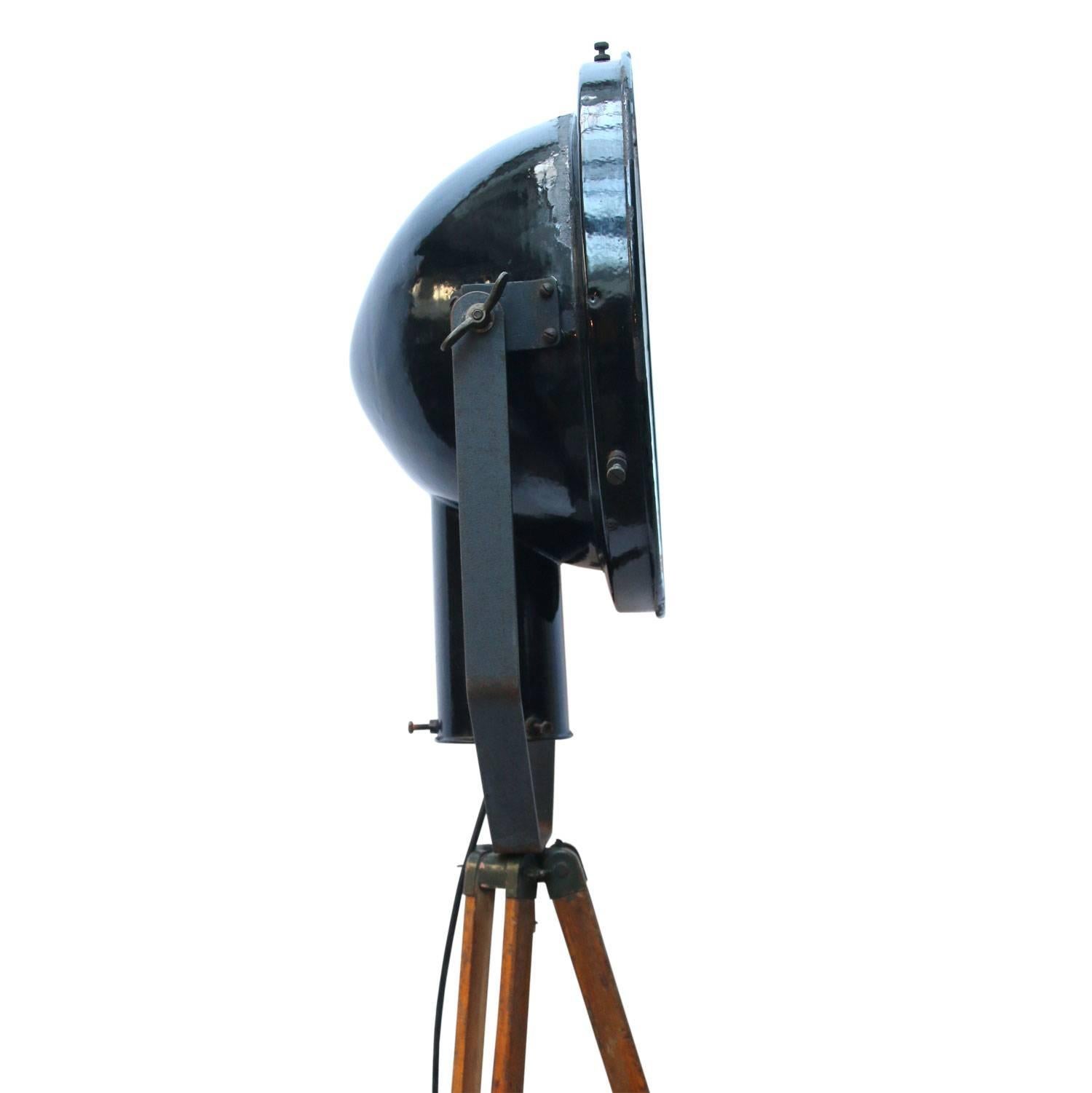 Tripod Black Sheep, Vintage Industrial Spotlight on Wooden Tripod (1x) In Good Condition In Amsterdam, NL