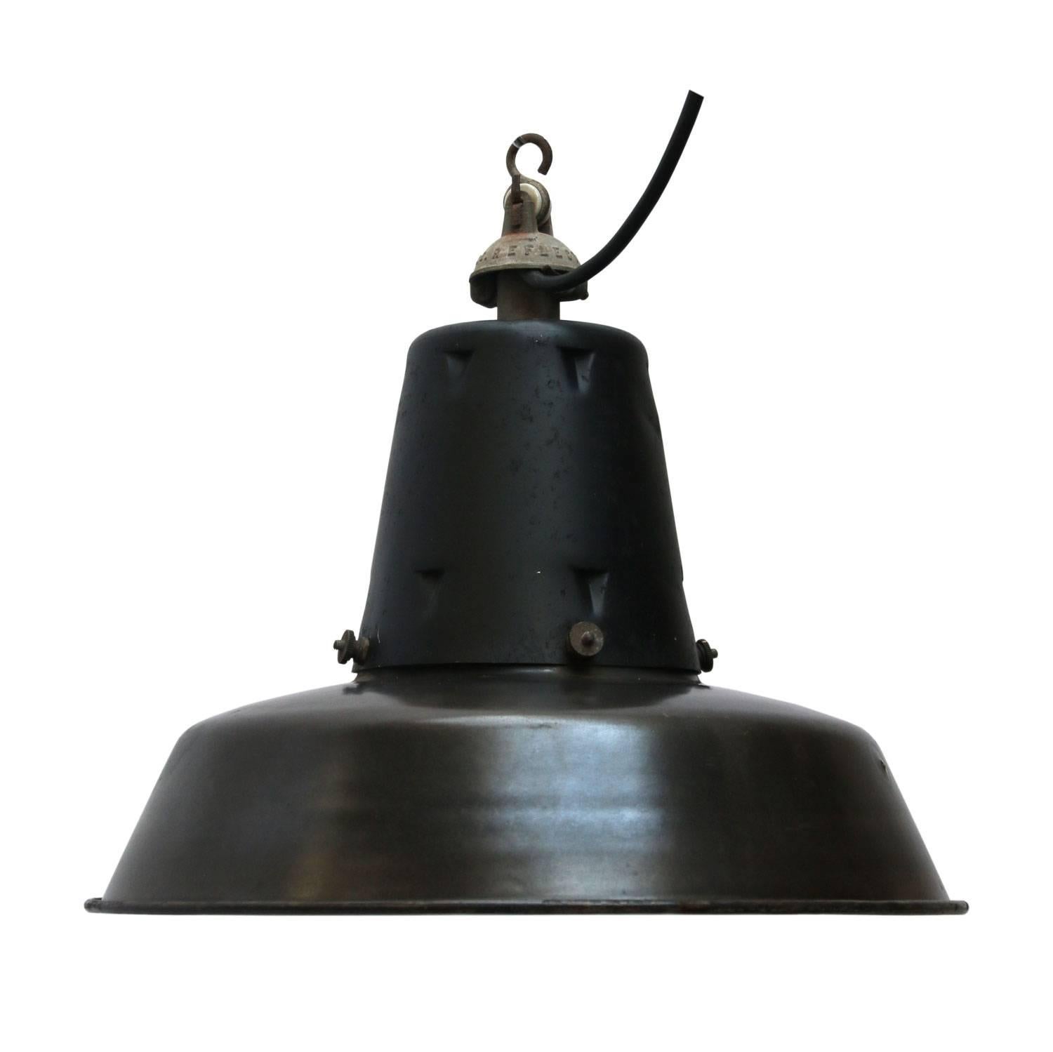 Liart small. French factory light. Black aluminium top with enamel shade.
White inside.

Measures: Weight 1.3 kg / 2.9 lb

All lamps have been made suitable by international standards for incandescent light bulbs, energy-efficient and LED