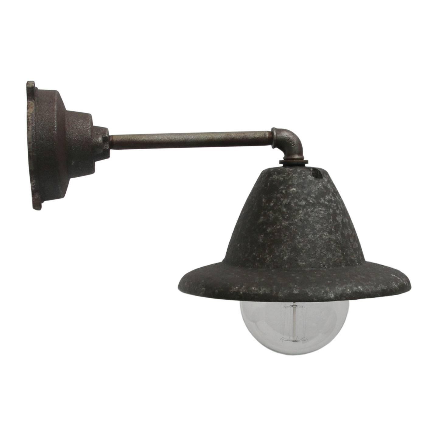 Factory wall light. Cast aluminium shade with cast iron wall arm.
Diameter cast iron wall piece: 12 cm, three holes to secure.

Weight: 2.8 kg / 6.2 lb

All lamps have been made suitable by international standards for incandescent light bulbs,