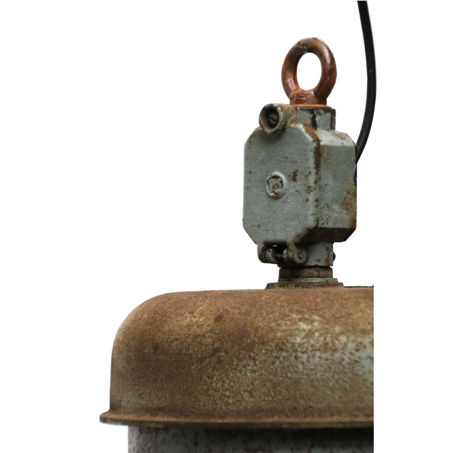 Old train station light. Dark blue enamel met big cast iron top. White interior.

Weight: 12.3 kg / 27.1 lb

All lamps have been made suitable by international standards for incandescent light bulbs, energy-efficient and LED bulbs. E26/E27 bulb
