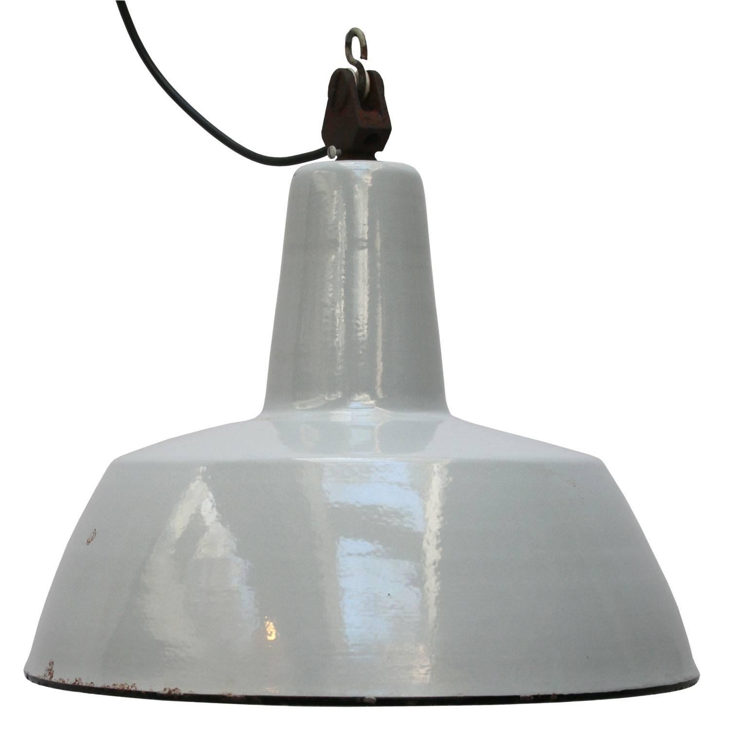 Oosterbeek II. Industrial hanging lamp made by Philips, Holland.
Grey enamel. White interior.

Weight: 2.2 kg / 4.9 lb

All lamps have been made suitable by international standards for incandescent light bulbs, energy-efficient and LED bulbs.