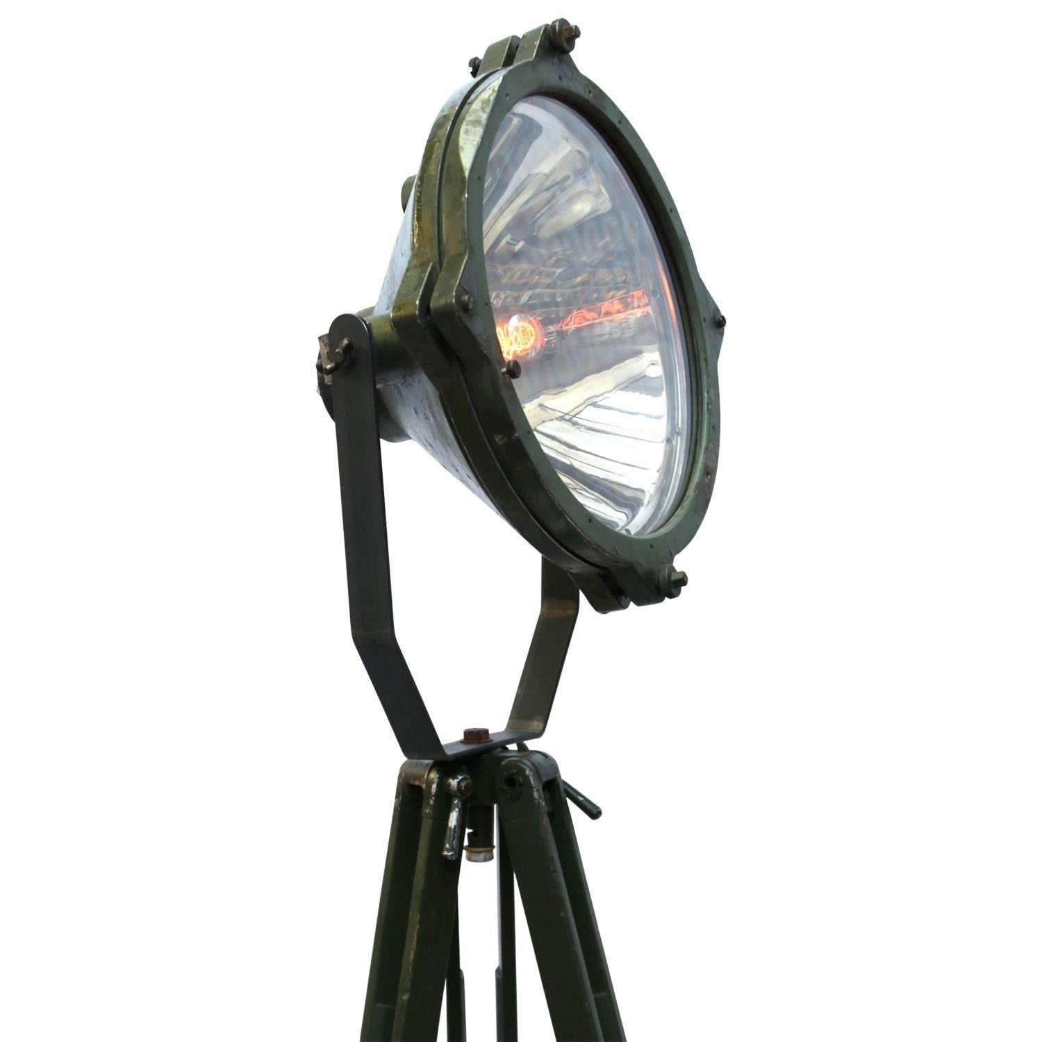 Vintage Industrial Metal Mirror Spot Light Floor Lamp Green Wooden Tripods In Good Condition In Amsterdam, NL