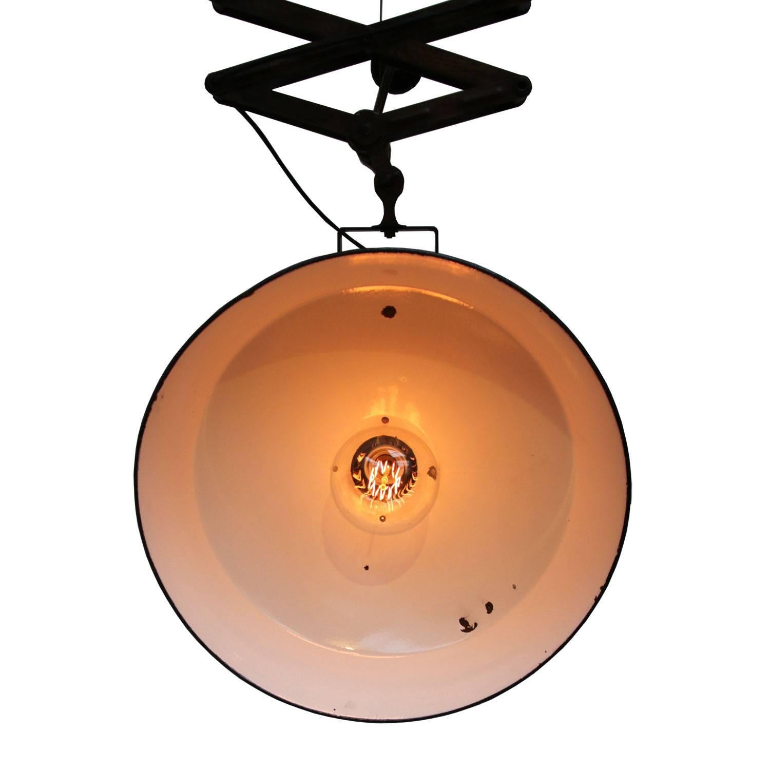 Scissor spring with industrial hanging lamp.
Design: Black enamel. White interior.
Diam. shade 52 cm. Max length 250 cm. Weight 7.0 kg.

Weight: 7.0 kg / 15.4 lb

Priced per individual item. All lamps have been made suitable by international