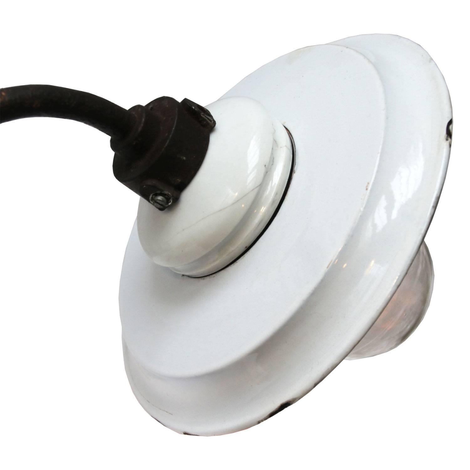 White enamel industrial wall light with white interior.
Cast iron and porcelain top. Clear glass. Enamel shade available in multiple colors.
Diameter cast iron wall mount: 9 cm. 3 holes to secure.

Weight: 1.6 kg / 3.5 lb

Priced per individual