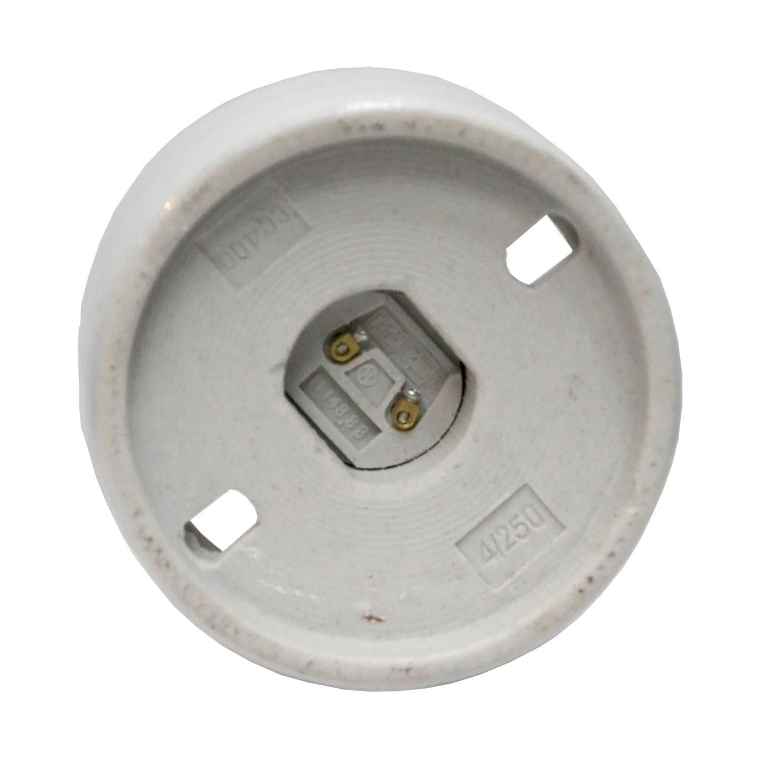Industrial wall lamp scone. White porcelain. Clear glass.

2 conductors, no ground.
Measures: Diameter foot 10 cm
Suitable for 110 volt USA
new wiring is CE certified (220 volt)  or UL Listed (110 volt) 

Measure: Weight: 0.8 kg / 1.8 lb

Priced per