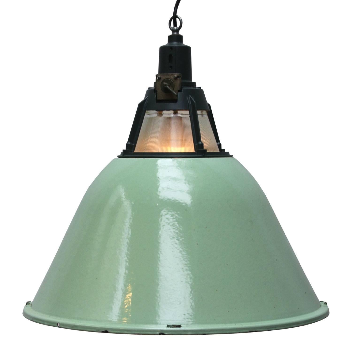 Enamel industrial pendant. Green enamel shade. White inside.
Dark grey / green cast aluminium top.

Weight 4.0 kg / 8.8 lb

All lamps have been made suitable by international standards for incandescent light bulbs, energy-efficient and LED