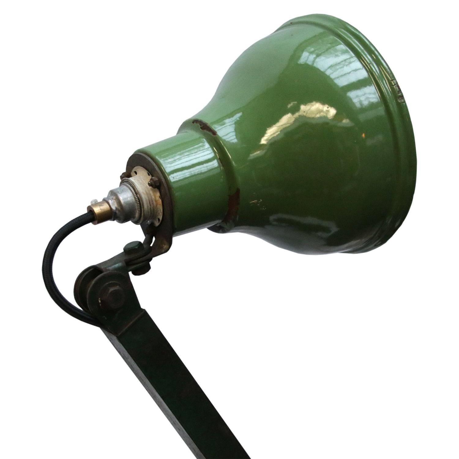 A rare machinist lamp by R.E.A.L. Made in England, circa 1930s. Steel construction with green vitreous enamel shade with white interior. British vintage machinist lamp, machinist table or desk or work light. By R.E.A.L. UK. Green enamel shade.