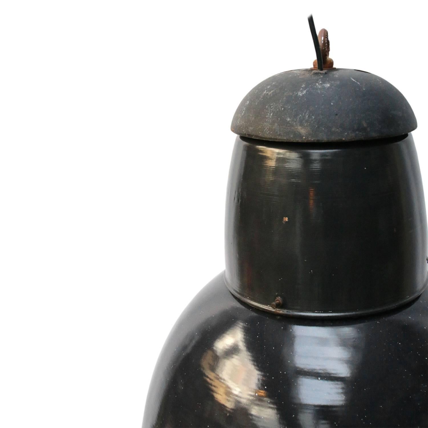 Black / very dark blue enamel Industrial pendant.
Nicely aged coloring in patina. White interior.

Measures: Weight: 7.5 kg / 16.5 lb.

Priced per individual item. All lamps have been made suitable by international standards for incandescent light