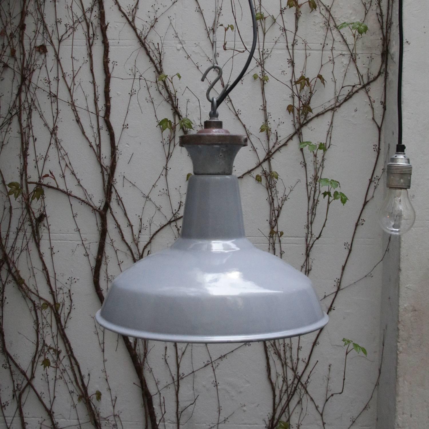 Gray Enamel British Vintage Industrial Pendant Lights (210x) In Good Condition In Amsterdam, NL