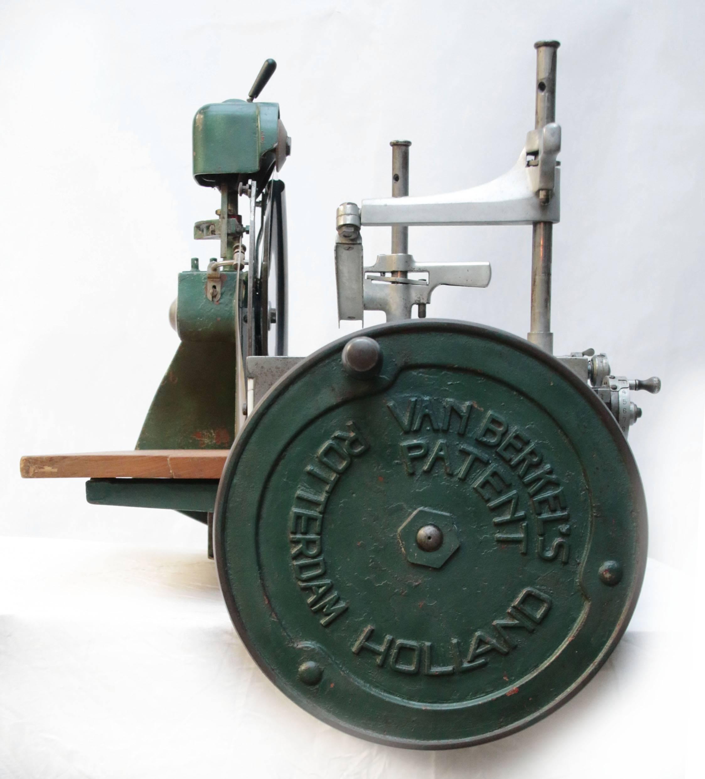 Very rare army green berkel model five meat slicing machine, 1922-1928. Used in WO II military field kitchen. Rare model with a special historical value.

The meat slicer Berkel model five was built in the period between 1922 and 1928. The Slicer