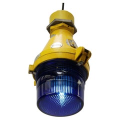 Ciondolo a forma di pista aeroportuale in alluminio fuso giallo e vetro blu