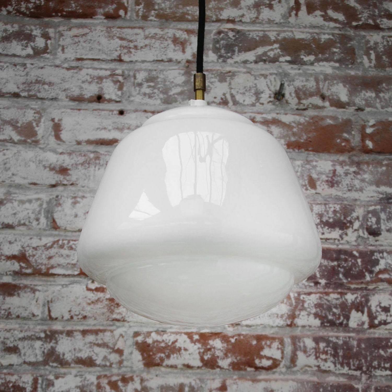 20ième siècle Lampes à suspension industrielles vintage en verre opalin blanc en vente